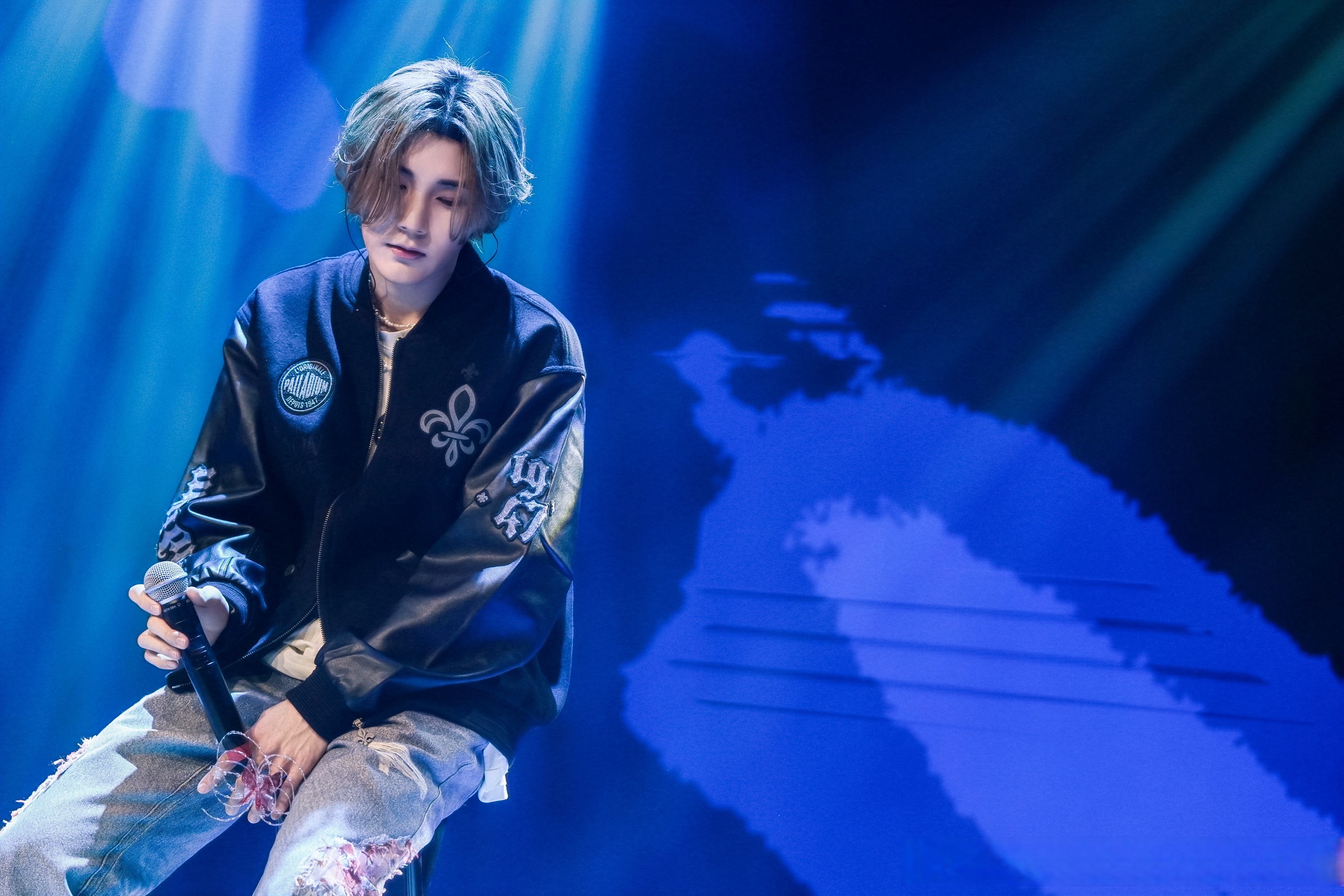 李权哲再回味营造氛围感的神～ 浪漫瞬间,光芒笼罩下的#一万元舞台