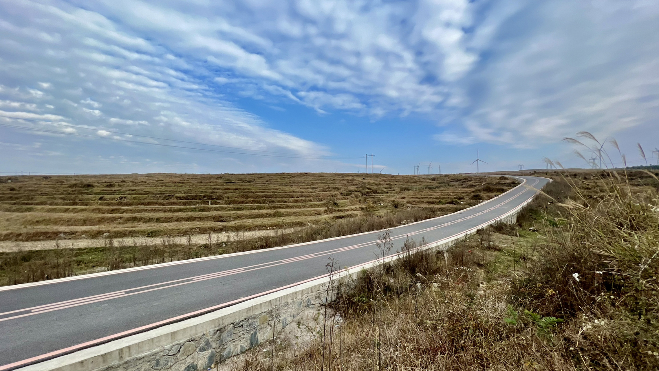 高坡网红打卡地:旅游公路和石林