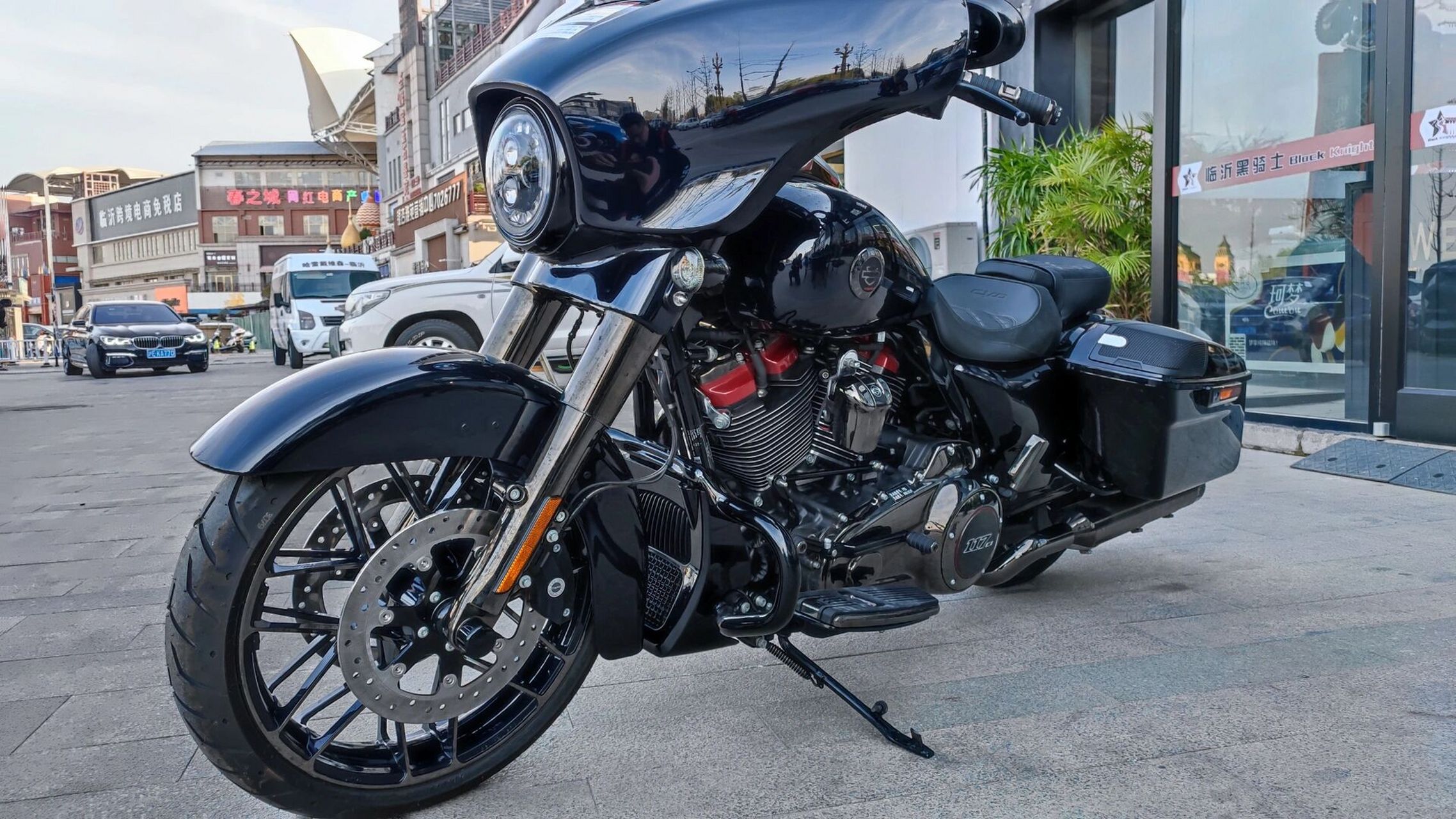 2022款哈雷大道滑翔cvo 排量:117立方(1923cc) 颜色:冰封蓝 现车现