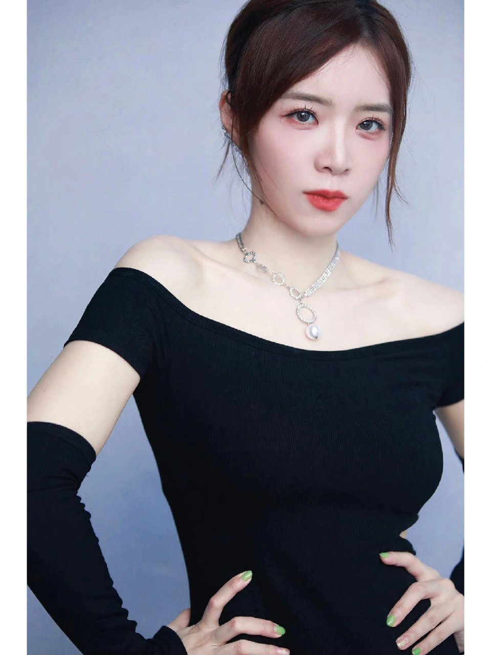 女明星余霜的性感身材