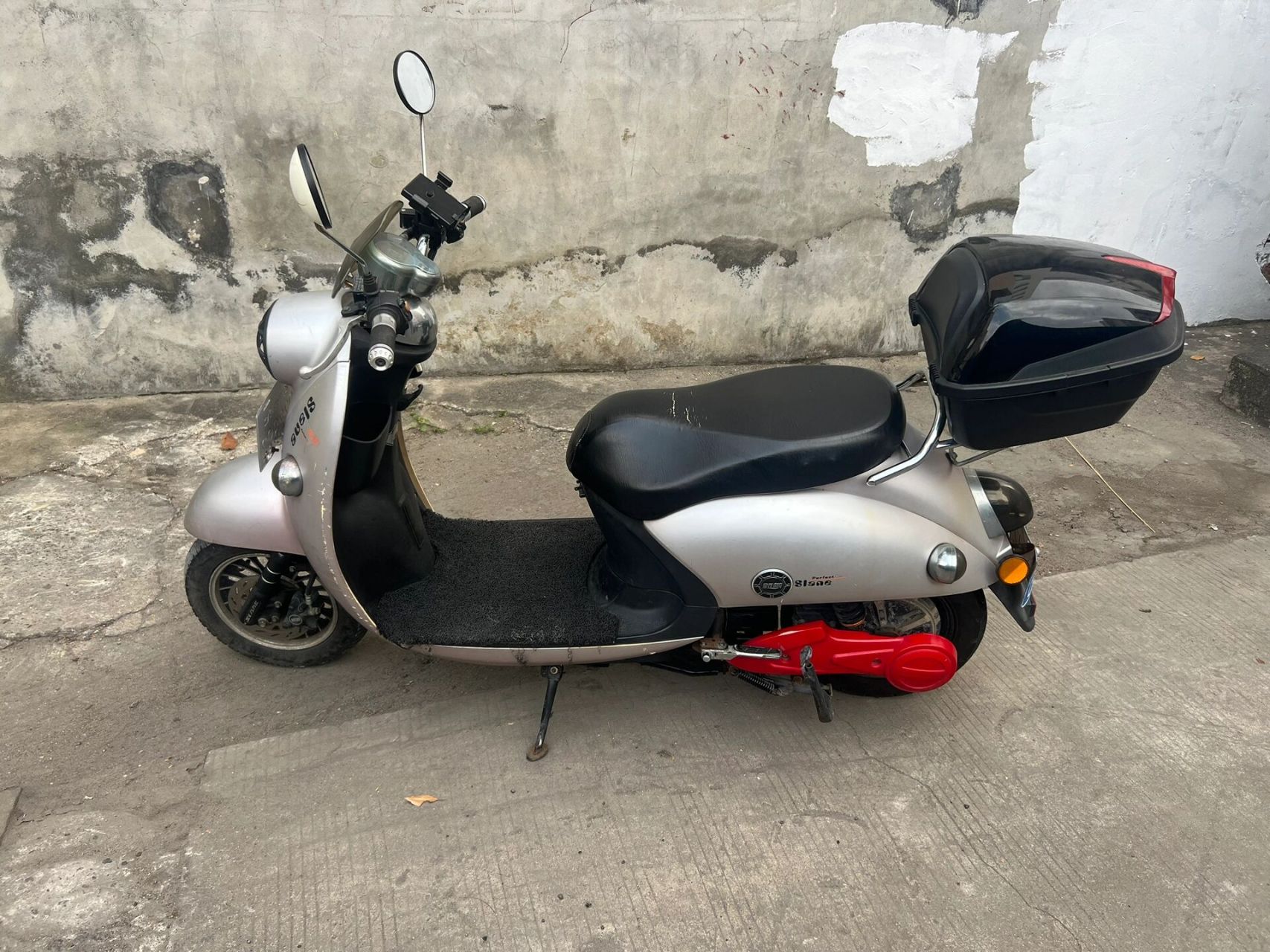 新蕾电动车 新蕾电动车 有牌有证 60v20安黑金电池 满电续航40多公里