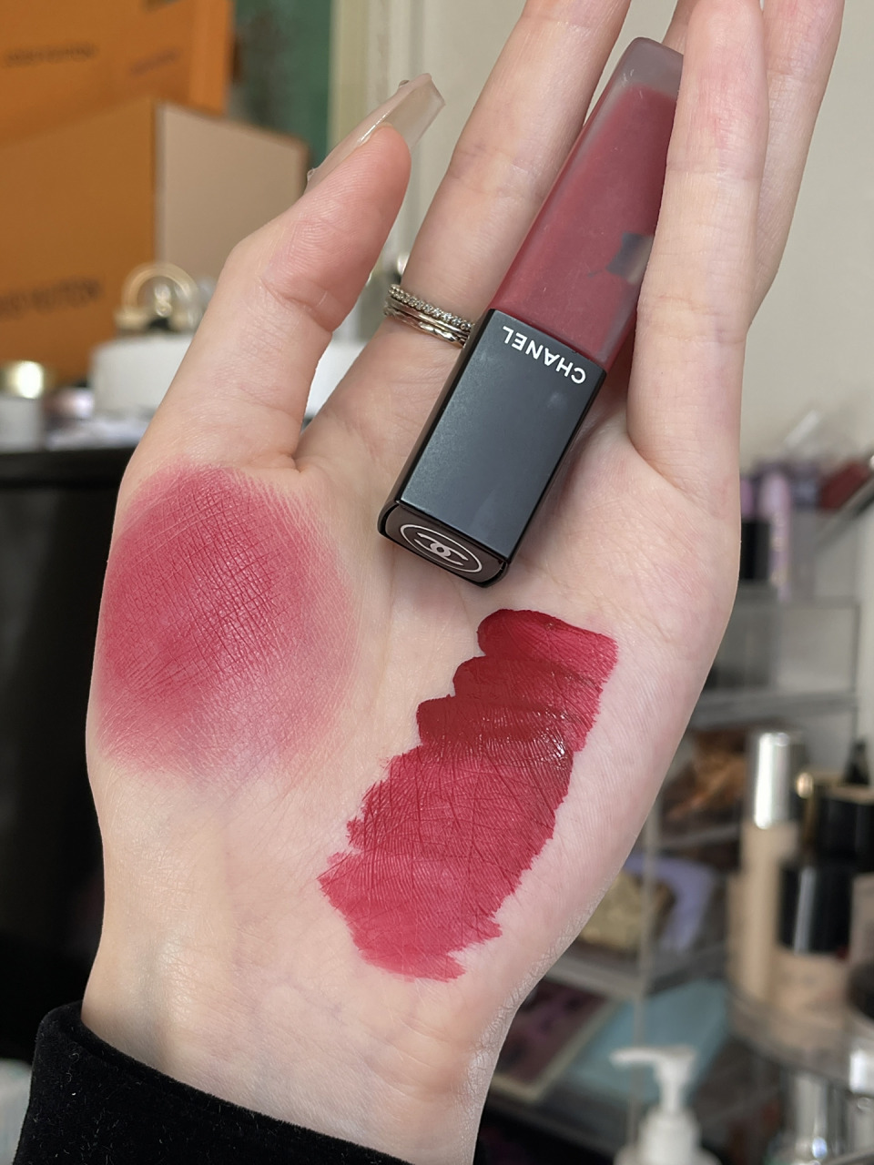 96香奈儿哑光唇釉806 这支是清冷温柔的乌木蔷薇93 质地不愧是