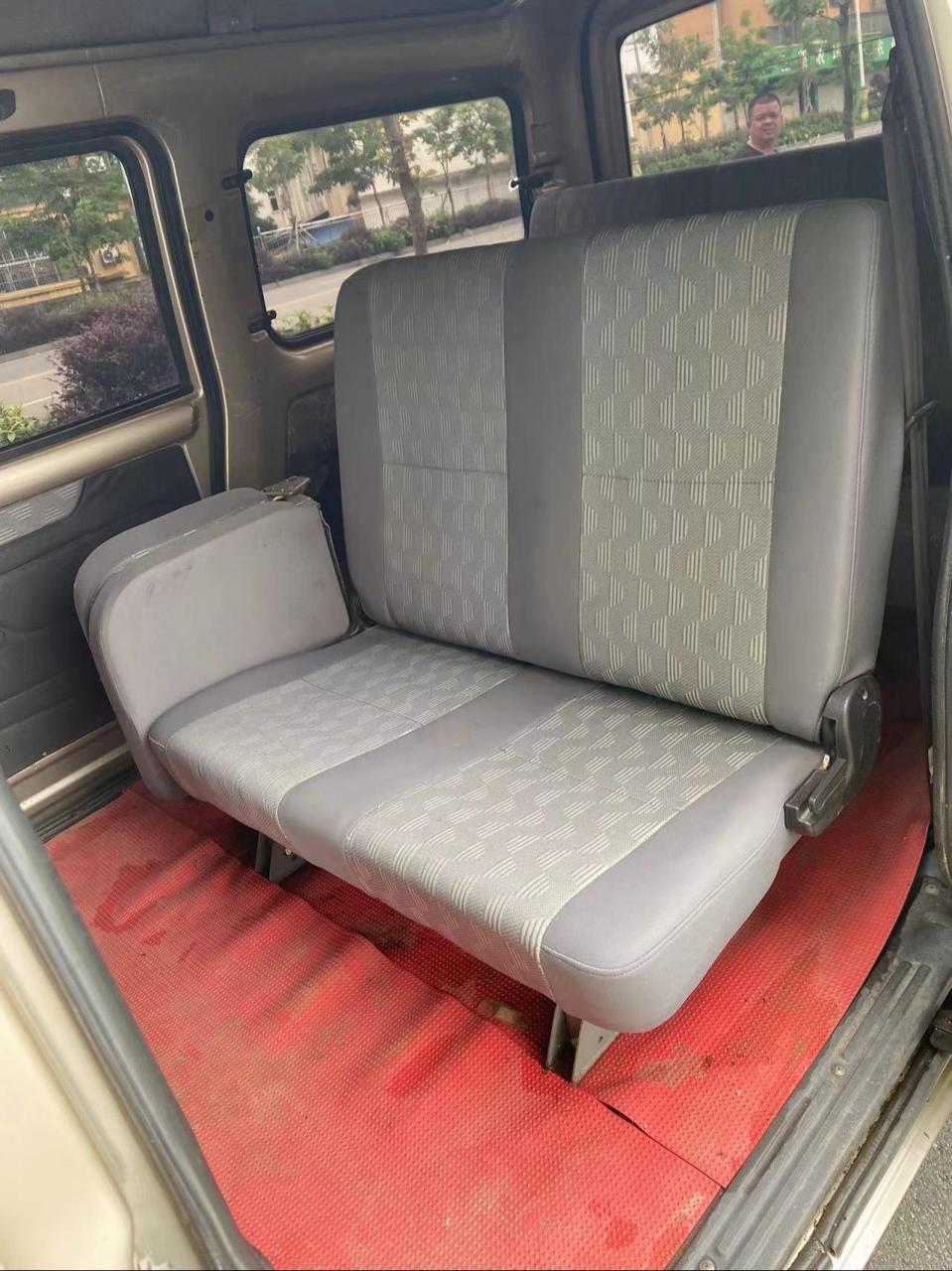 2012年上牌的五菱荣光八座,绝无大事故,该车性能一流,保险8月年检全新