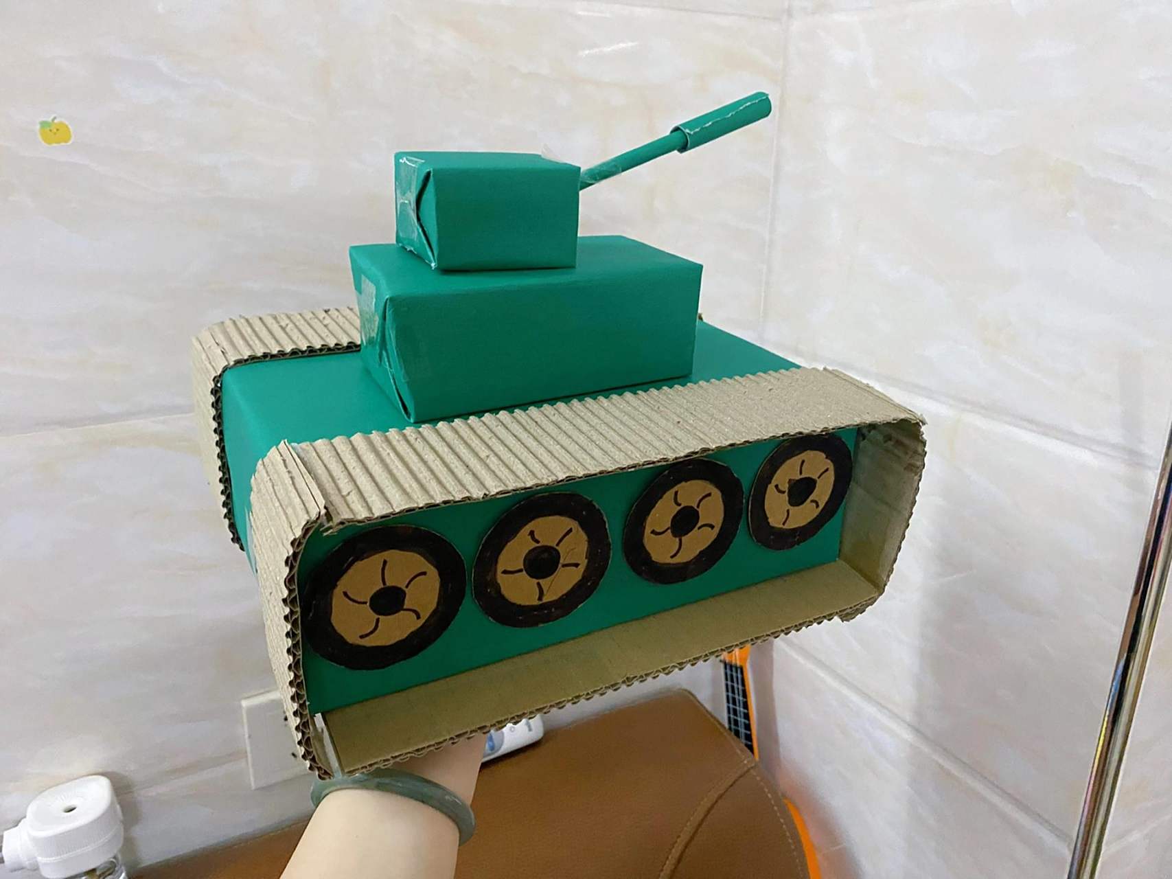 老师请家长利用家里的废品或其他物品制作一个军事手工(飞机,坦克