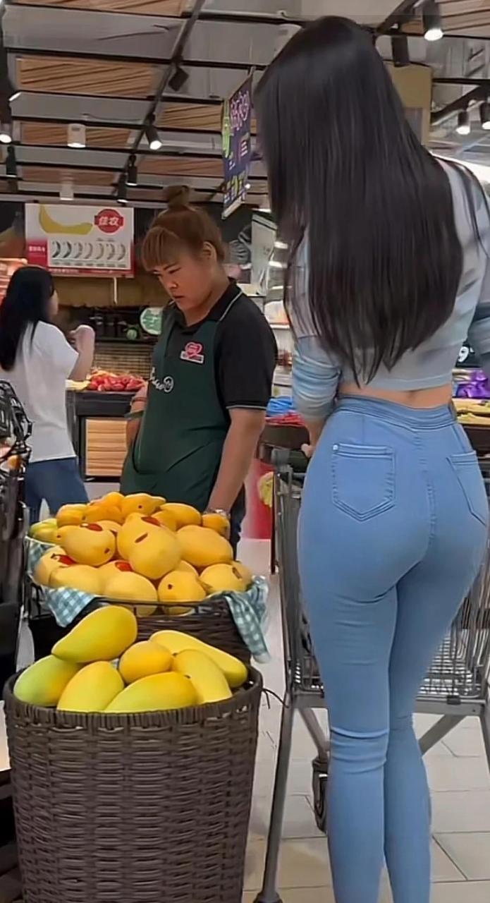 这人不得一米八啊,还是前面的大姐太矮了?还是拍照的角度有问题?