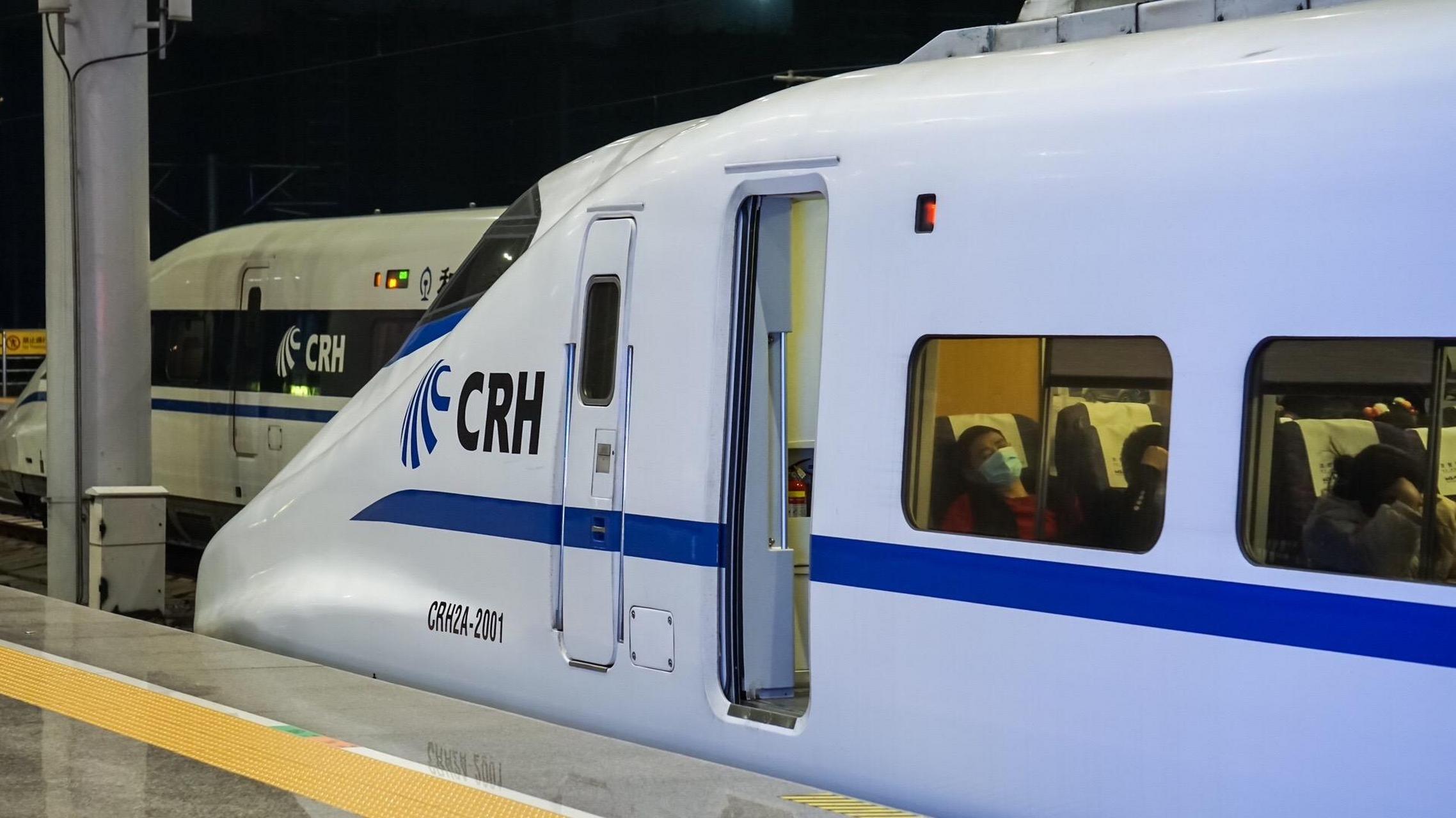 制造的以新干线e2型为基础改进的crh2a型动车组(crh2-001a)运抵中国
