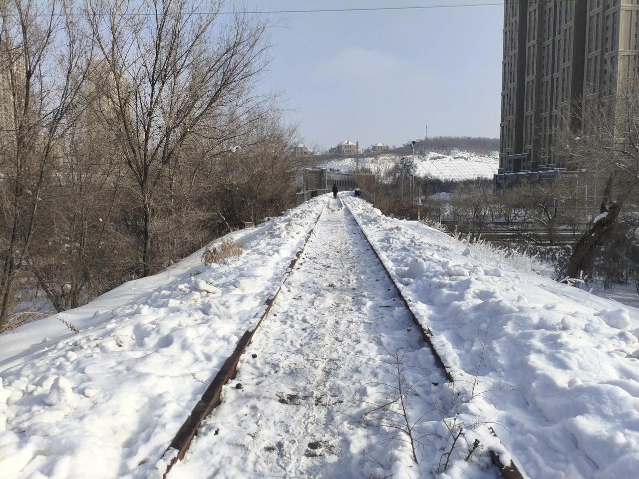 乌鲁木齐头条 最近市长热线反映乌鲁木齐唯一一座跨河滩路废弃铁路桥