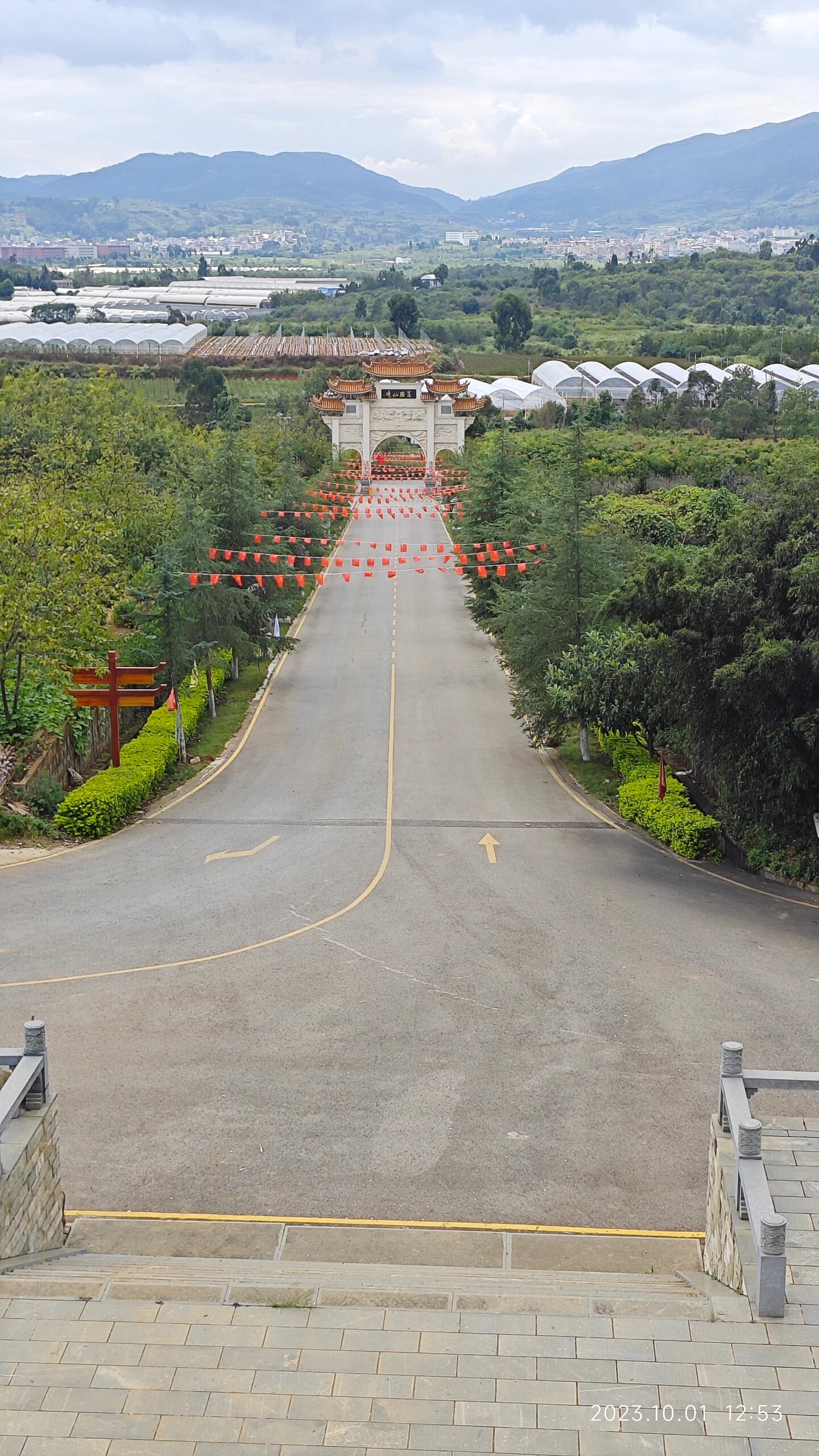 青龙山,2013年4月开园,园区占地1280亩,是依据明清时期皇家陵园标准