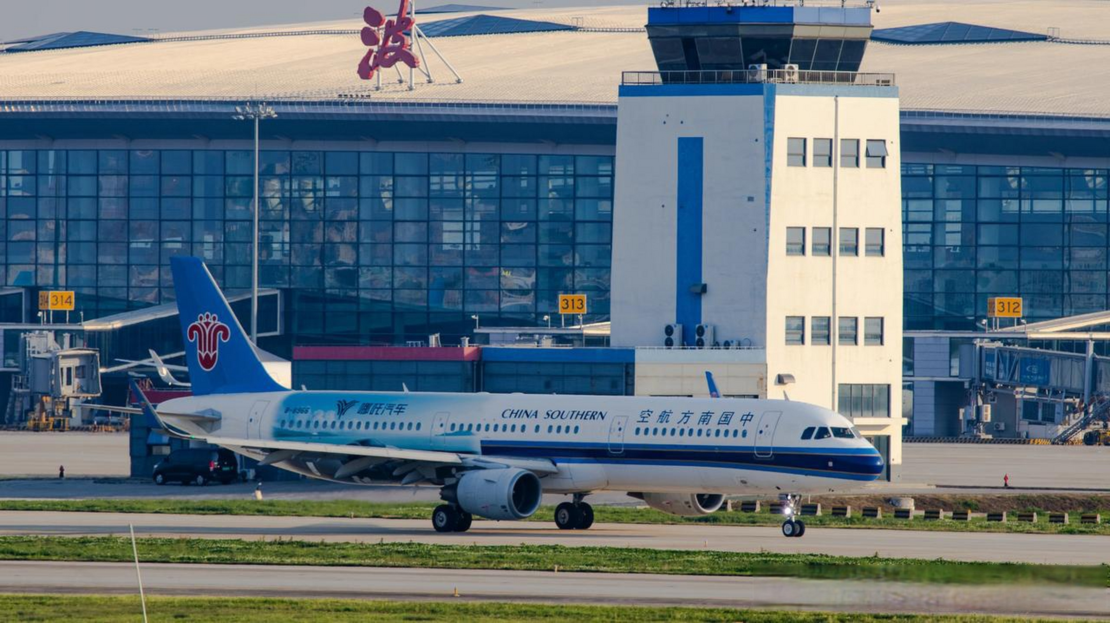 中国南方航空a321,新增的哪吒汽车彩绘客机.拍摄于宁波机场.