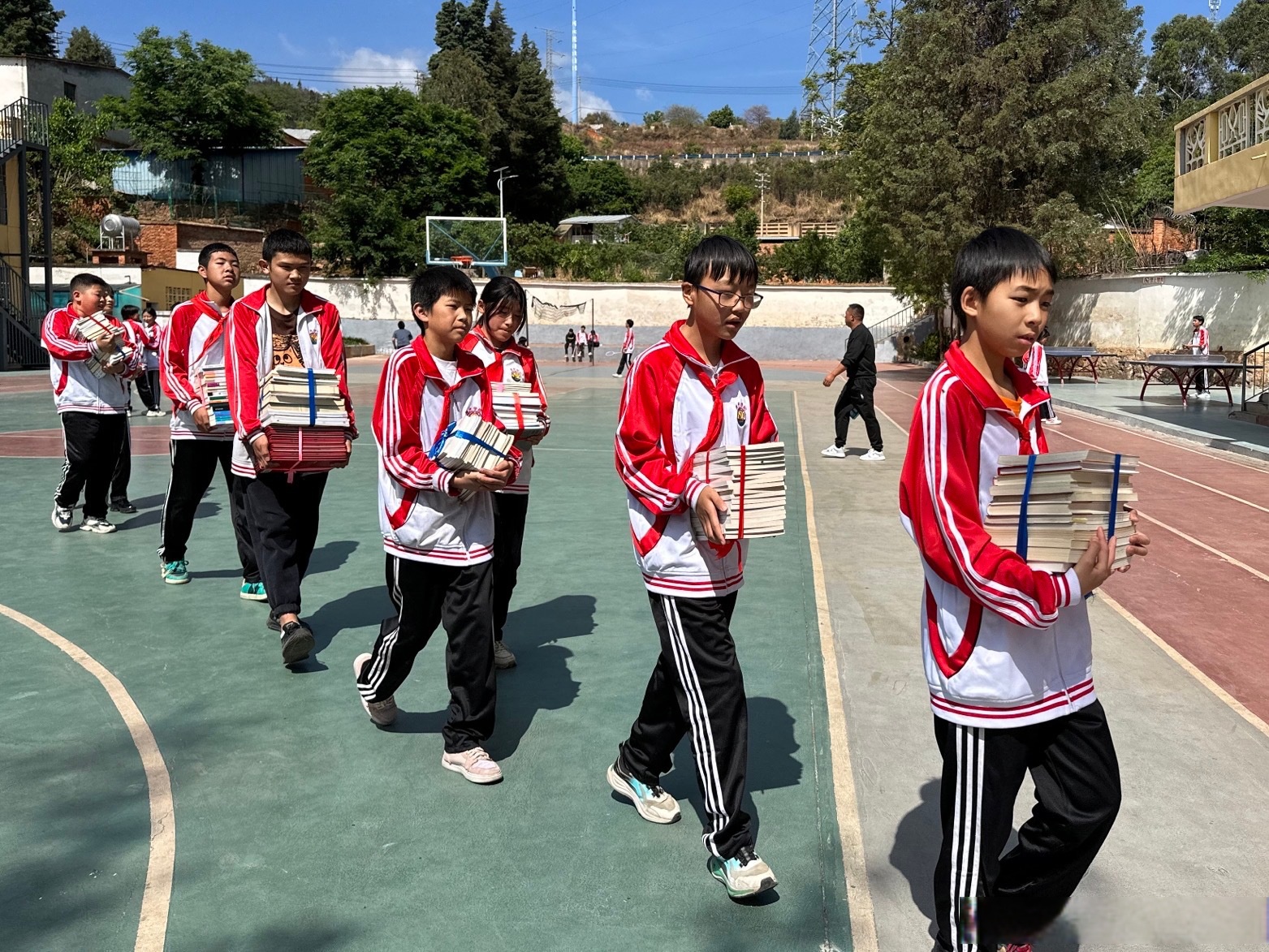 墨韵书香沁童心】4月22日,昆阳街道组织志愿者来到晋宁区晨光学校