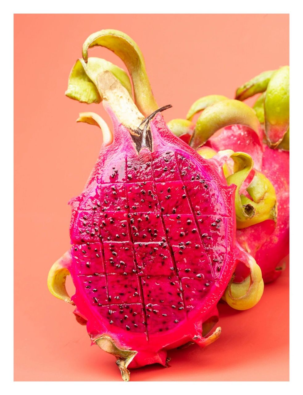 静物摄影丨云南红心火龙果 96周末偶遇卖红心火龙果的小摊贩,毫不