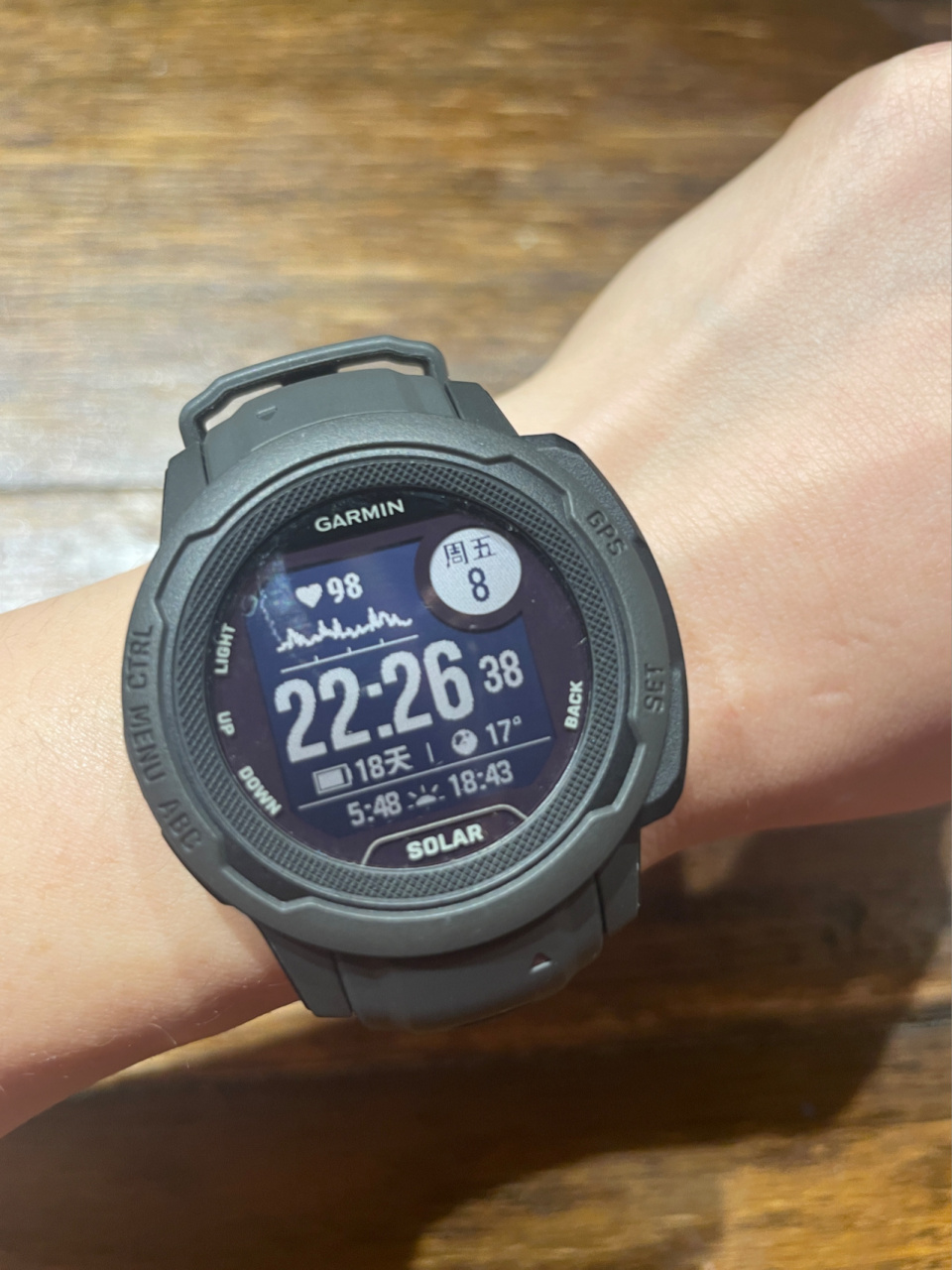 如何给garmin手表换表盘 昨天有小伙伴问我它有没有实时心率,我当时