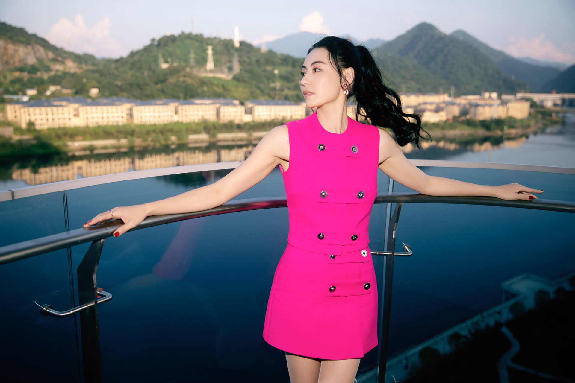 张柏芝全新写真大片:玫红色裙装穿搭,自在翩跹,悸动随心,优雅缱绻与