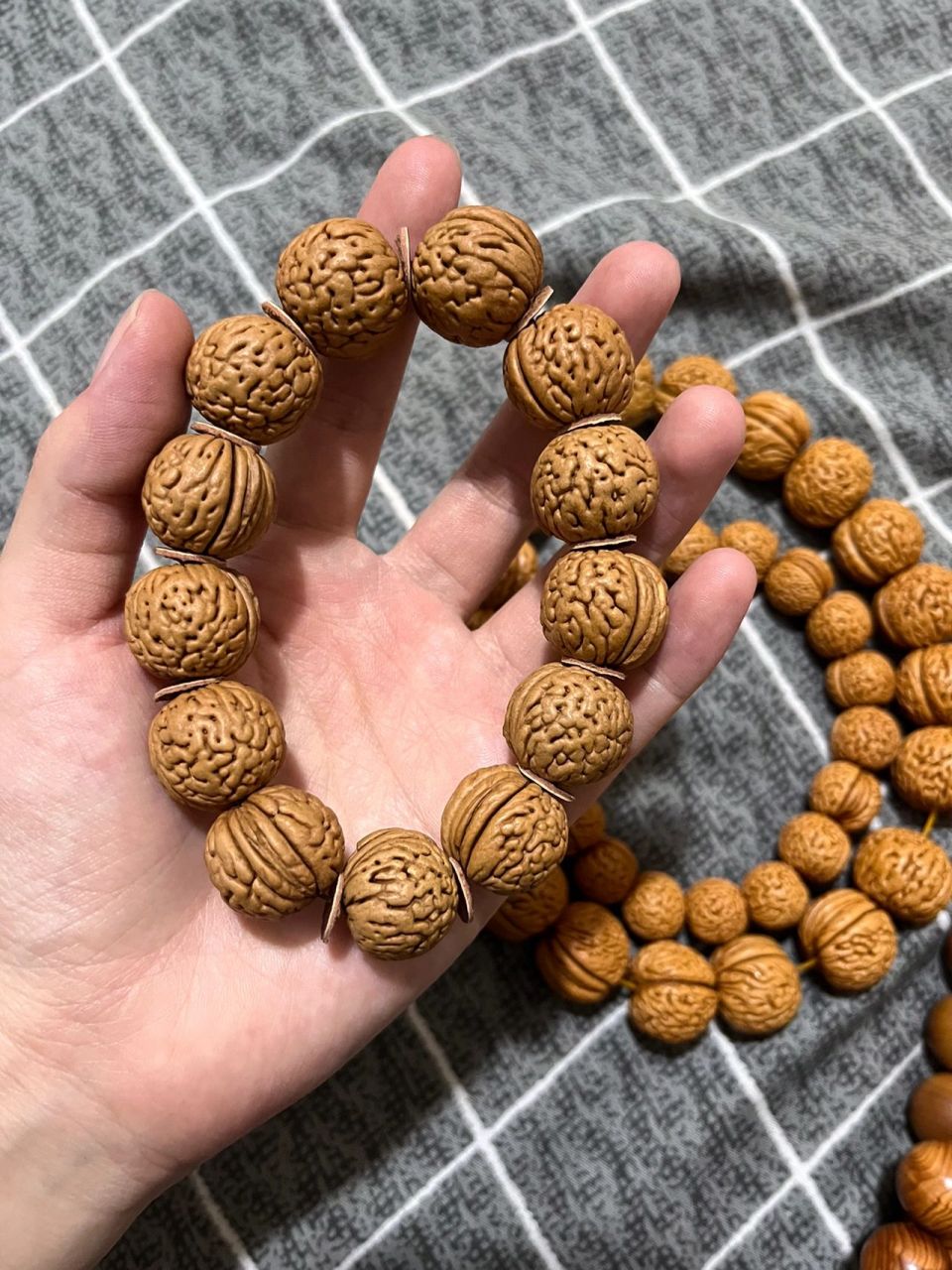 桃核手串 辟邪纳福 桃核雕刻是中国传统特色雕刻艺术,明代的核雕最早