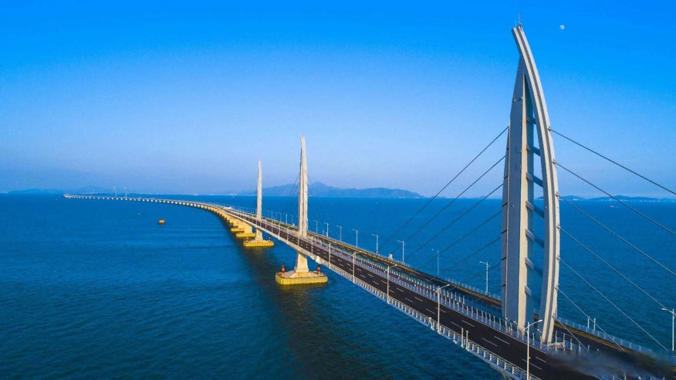 【港珠澳大桥旅游12月中旬开通试运营】11月24日,港珠澳大桥旅游试运