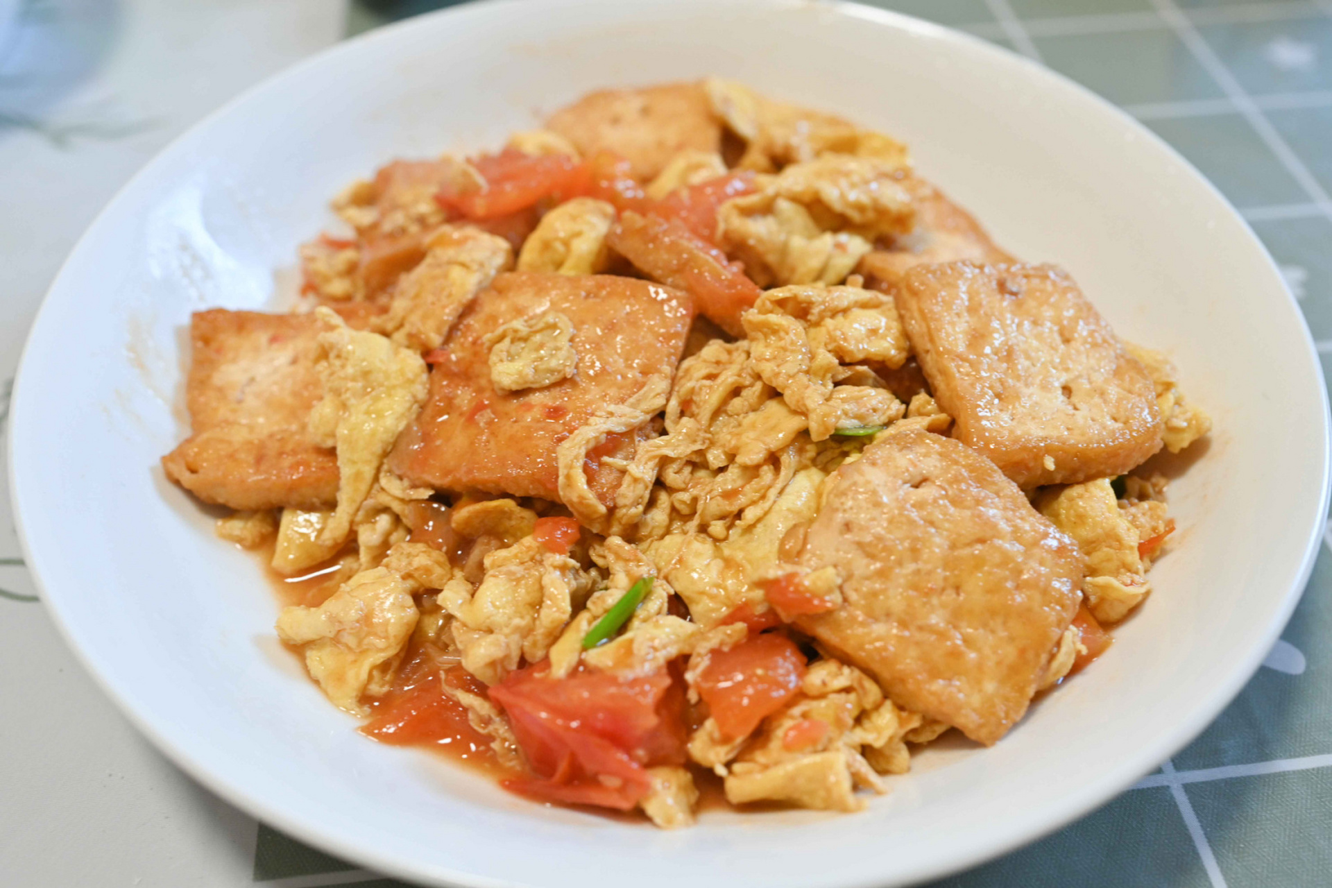 s食材:老豆腐,鸡蛋,西红柿,葱姜蒜 t调料:盐,生抽,料酒,水淀粉 z做法