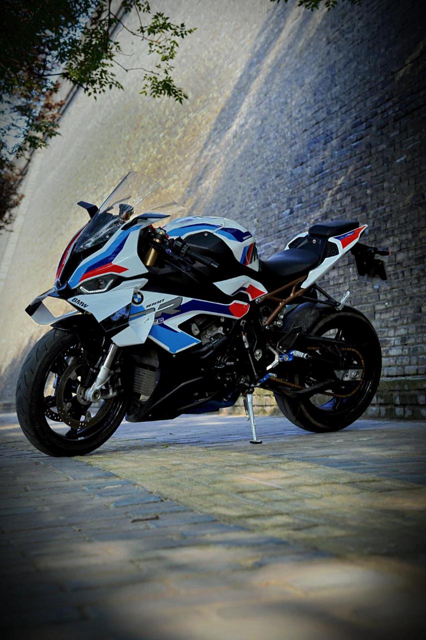bmw s1000rr,宝马旗下顶级旗舰跑车,采用直列四缸999cc,最大马力193ps