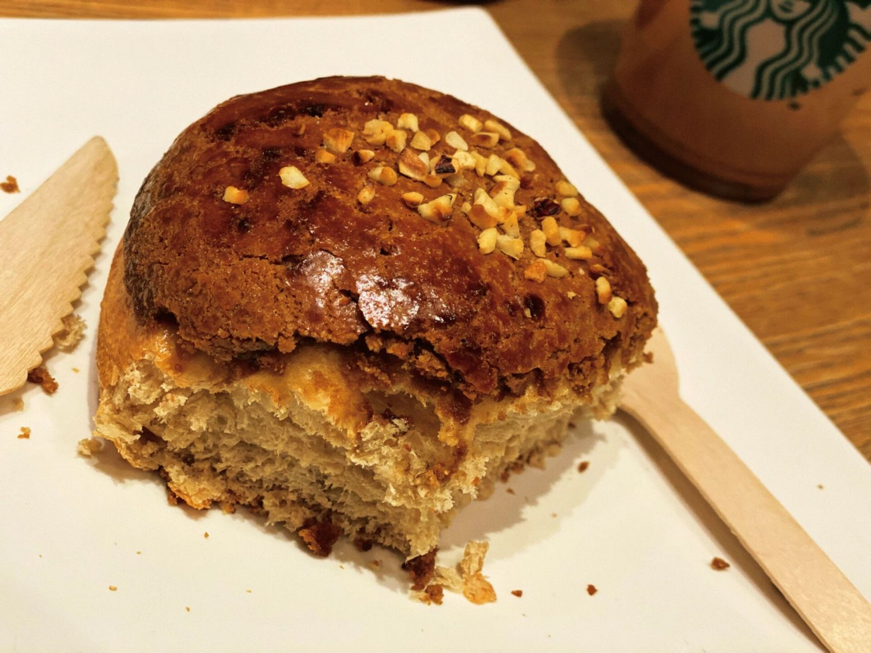 星巴克的咖啡菠萝包 好吃到嘤嘤嘤 热量尚9315配料表:100g有1460