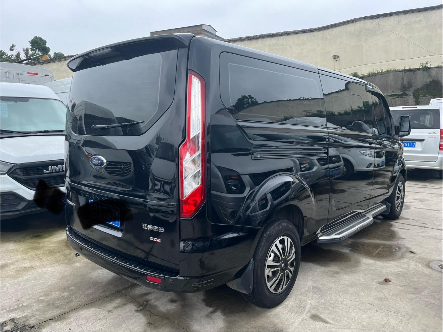 福特新全顺 中轴低顶 9座手动柴油2.