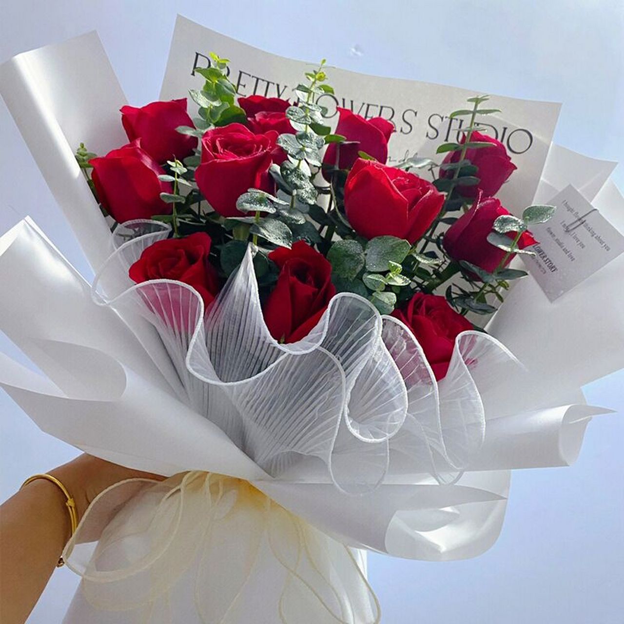 11朵红玫瑰花束 11朵玫瑰花语:一心一意的爱,11朵玫瑰象征一生一世我