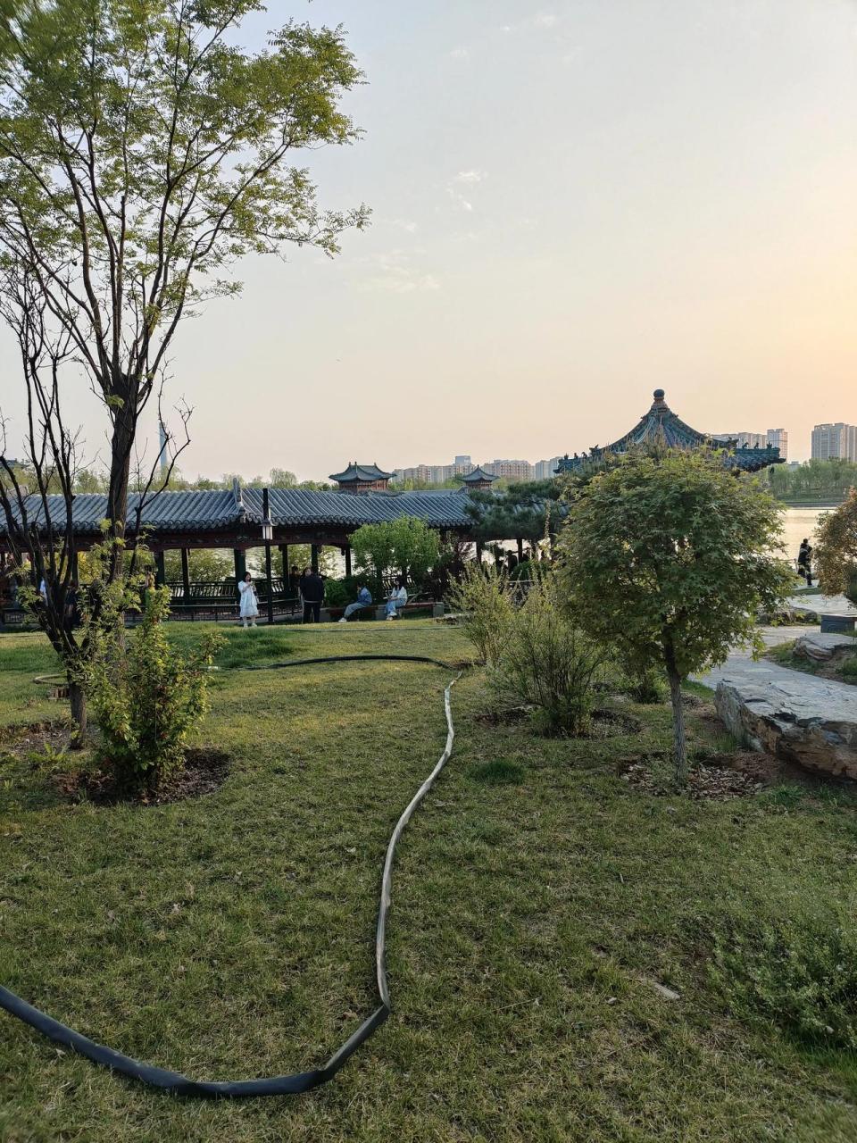 星期天休息下带上欣欣来双塔公园转一圈,新修后的双塔寺焕然一新给