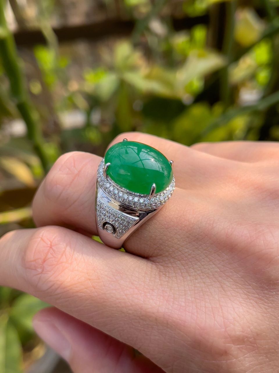 霸气的翡翠男戒,彰显成熟男性的魅力 成熟的男人追求品质的生活,配饰