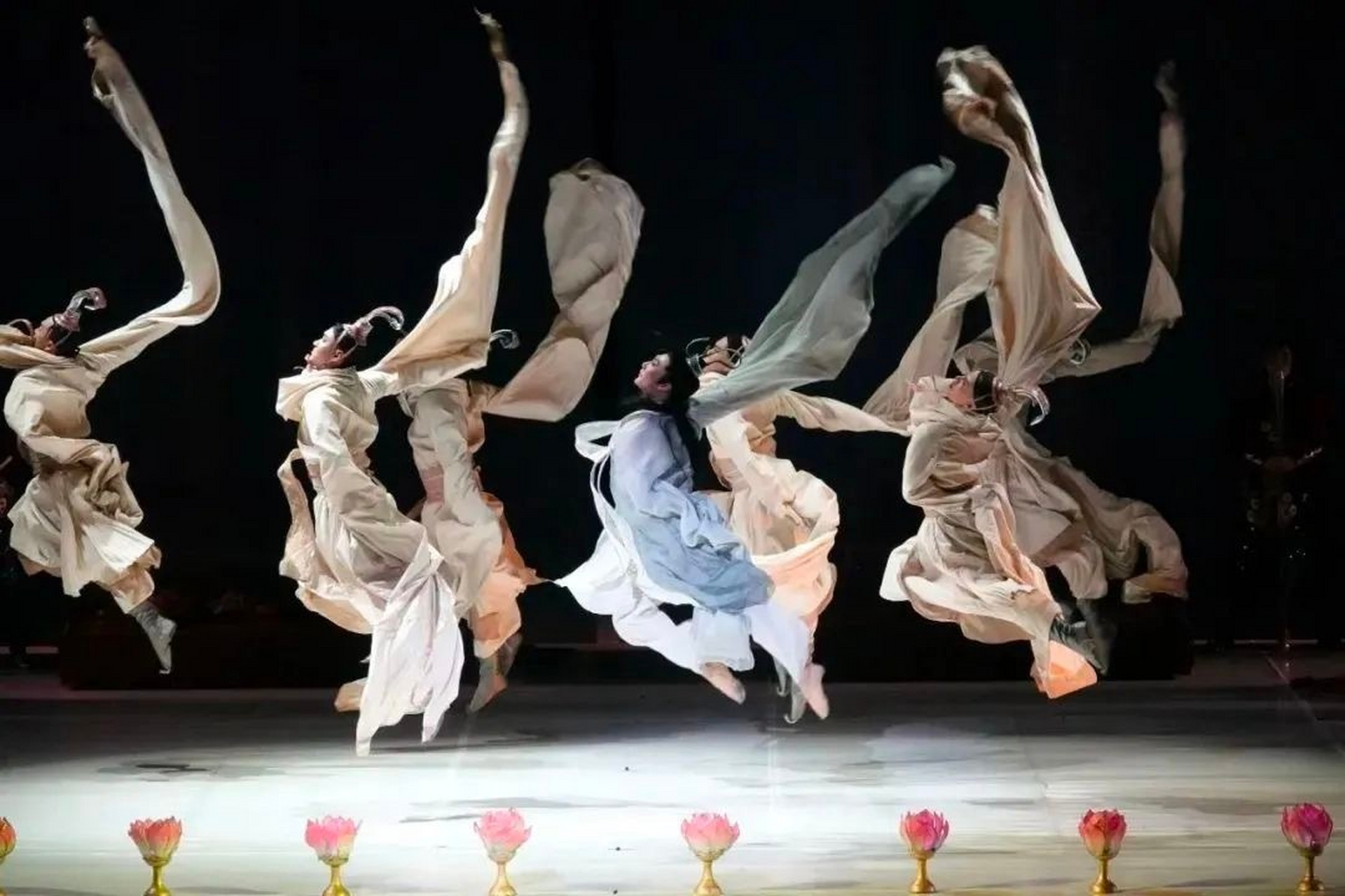 风尚志##风尚news#   教科书级惊艳水袖舞,再现千年前洛水之畔的绝世