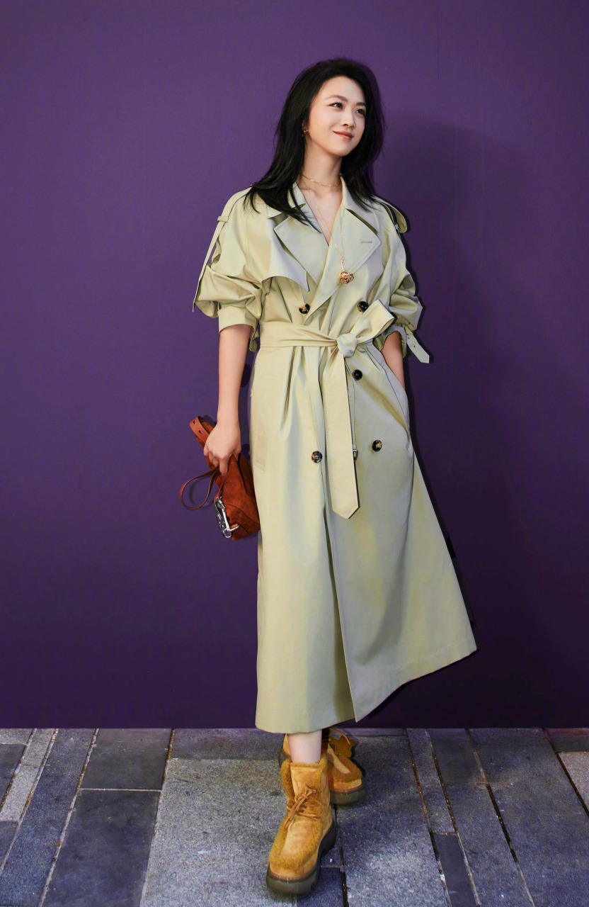 汤唯松弛感风衣造型# burberry上海限时精品店昨日开幕,汤唯身穿品牌