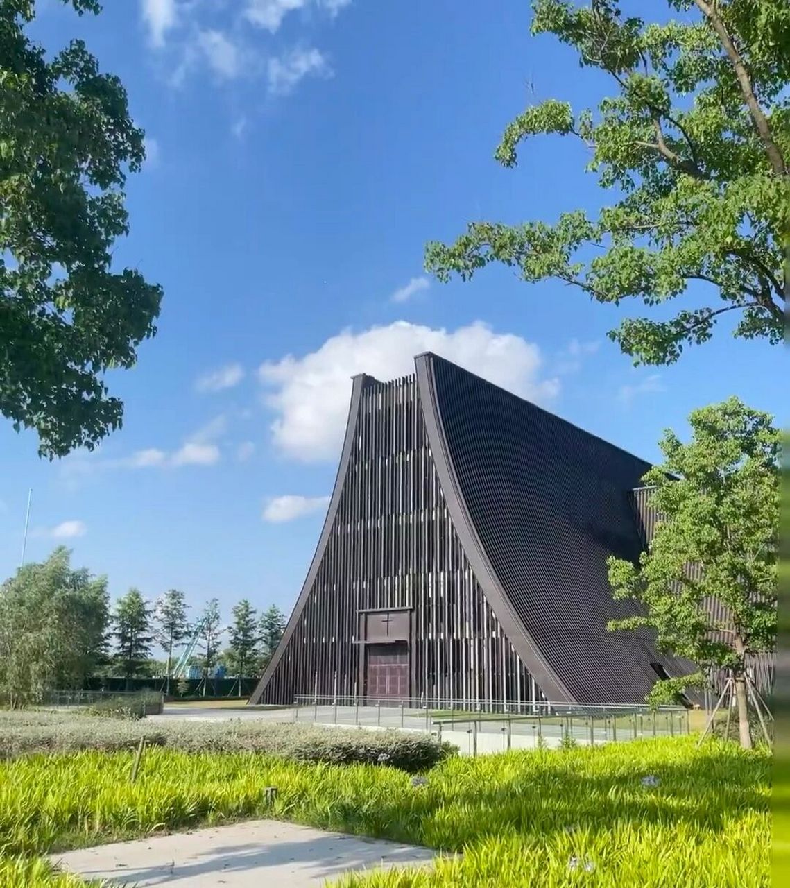 江心洲网红教堂90 7215通体黑色钢结构的锥形教堂,很高的内部