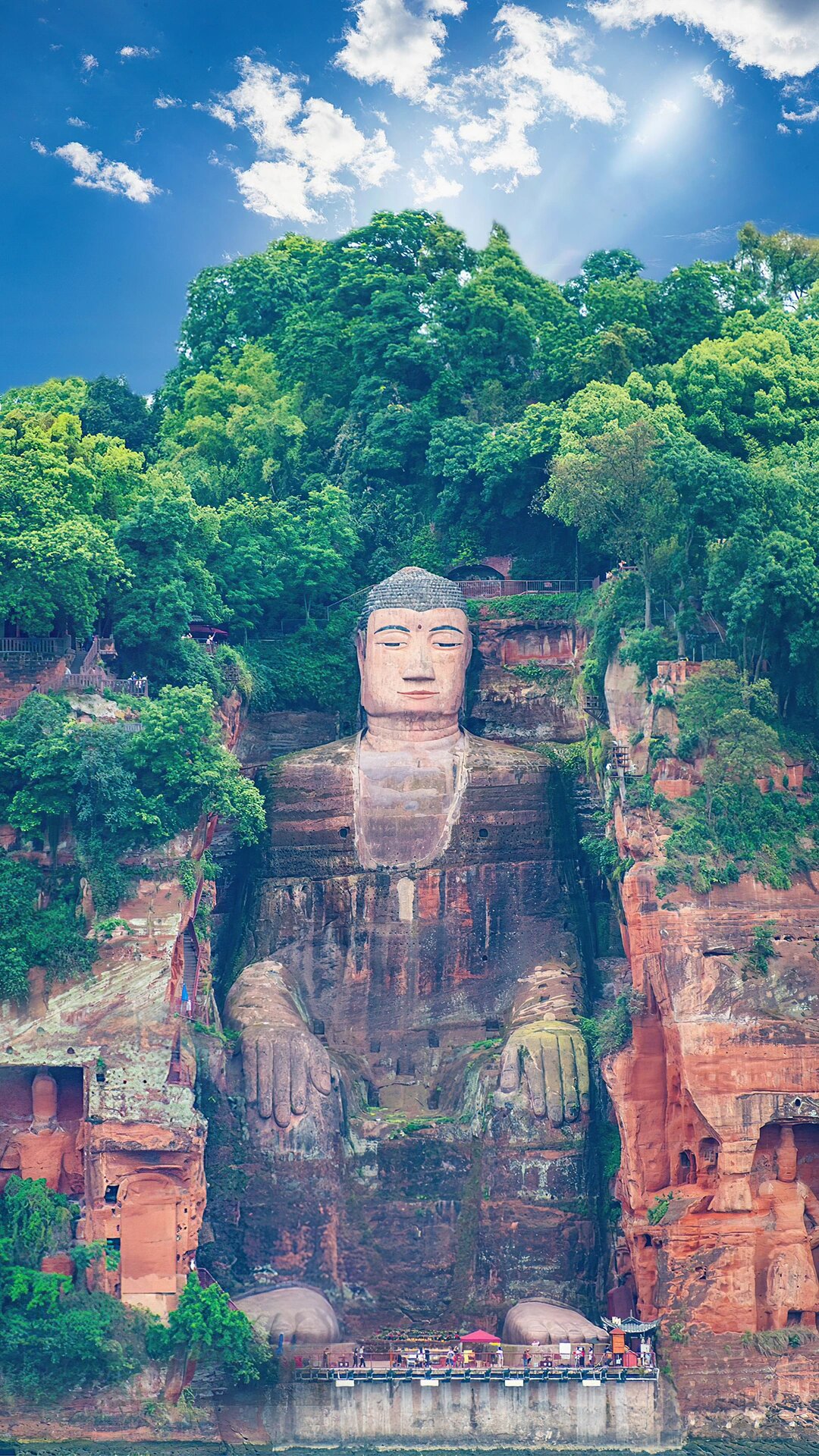 乐山大佛开凿于唐代开元元年(713年),完成于贞元十九年(803年),历时约