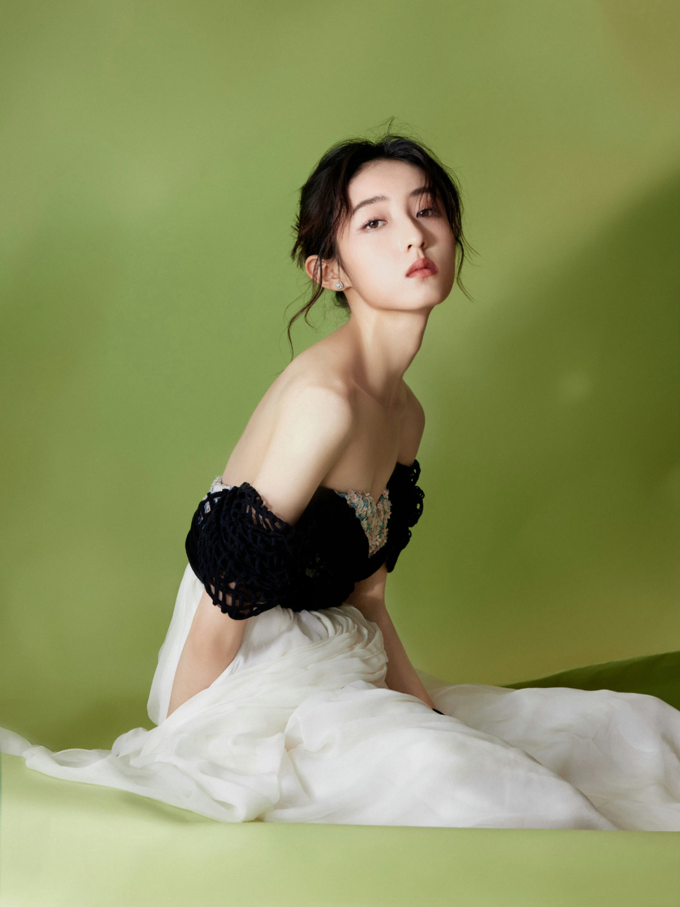 张子枫,深v露背黑白格调纱裙