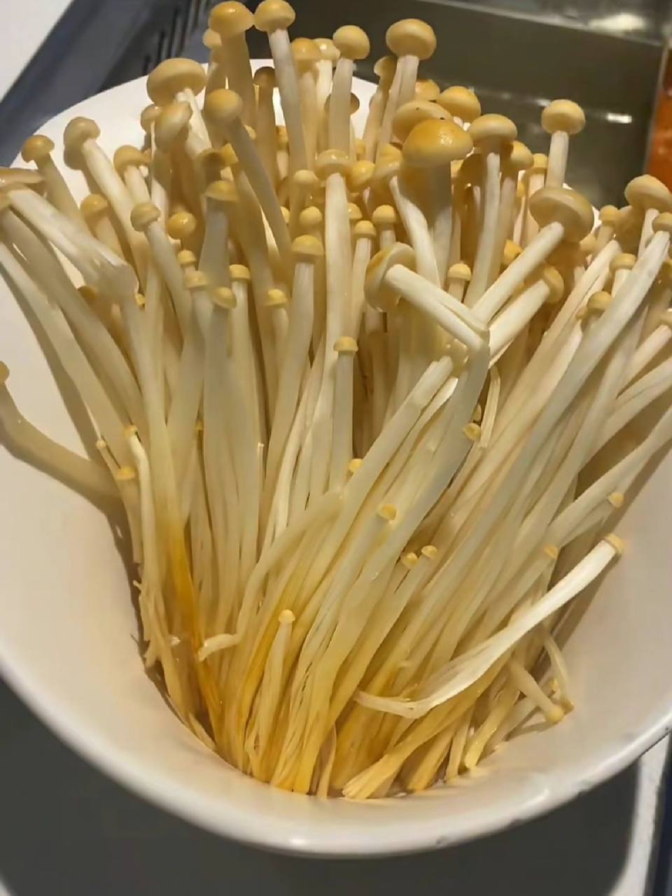 金针菇的价格是银针菇的两倍多,味道也好很多,但是很难买.