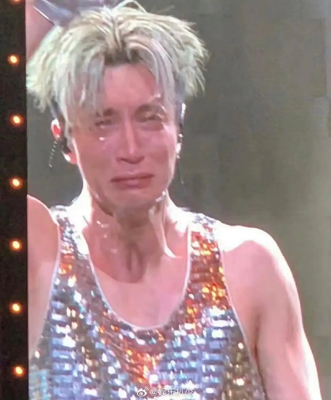 薛之谦在演唱会上哭的好像八十岁的老奶奶