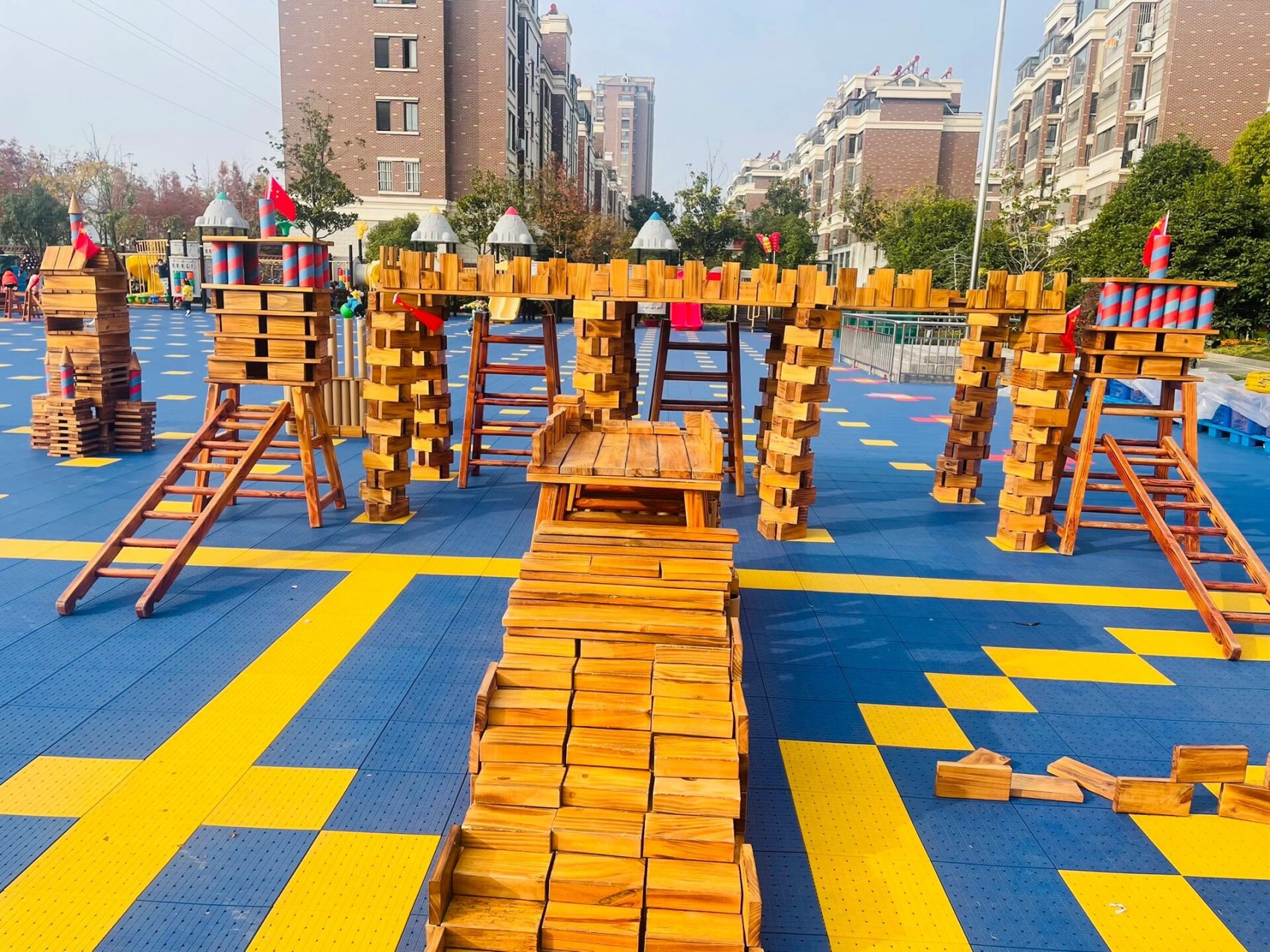 幼儿大型建构,搭建作品 小朋友户外搭建的古城建筑