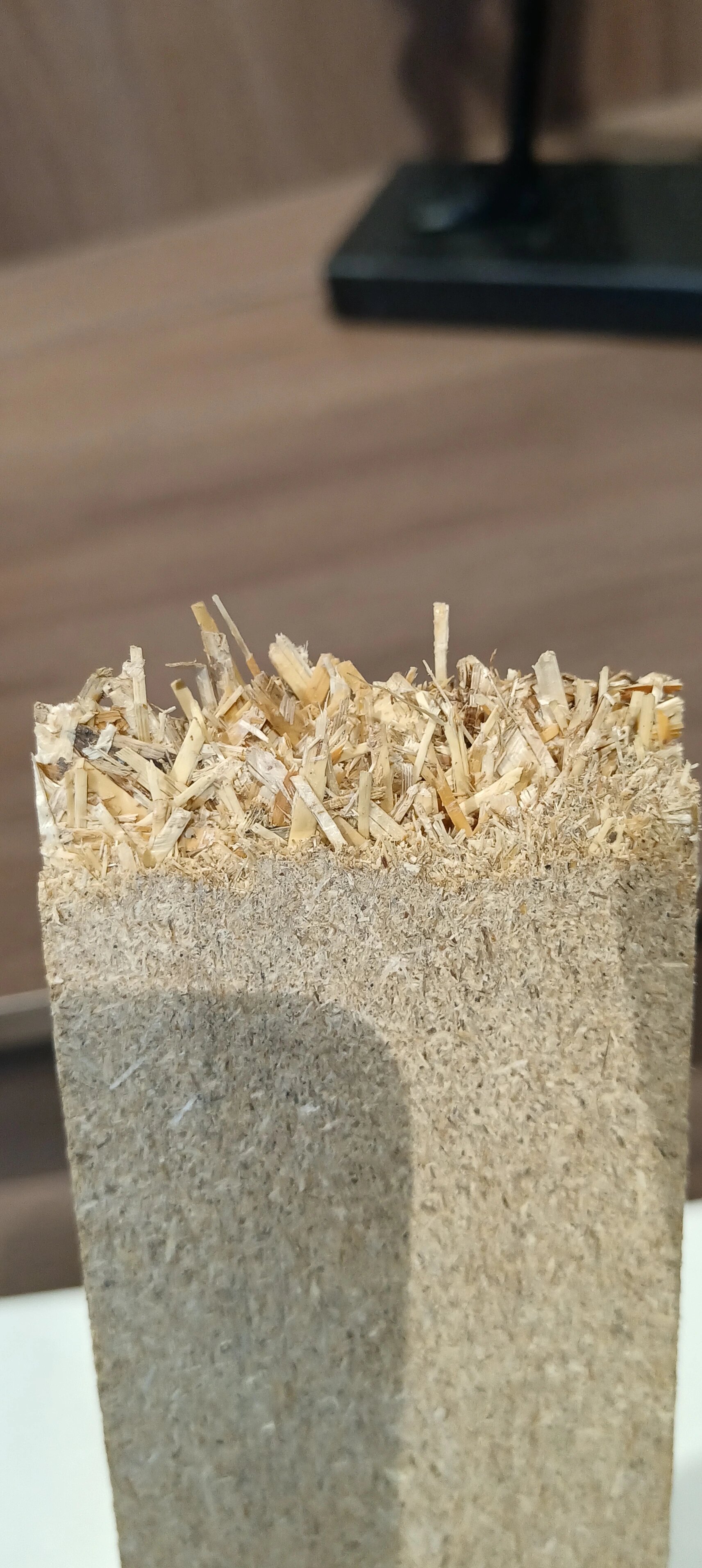 芦苇做的板确实不一样啊有粽子味 对比一下颗粒板和芦花板,价格不贵