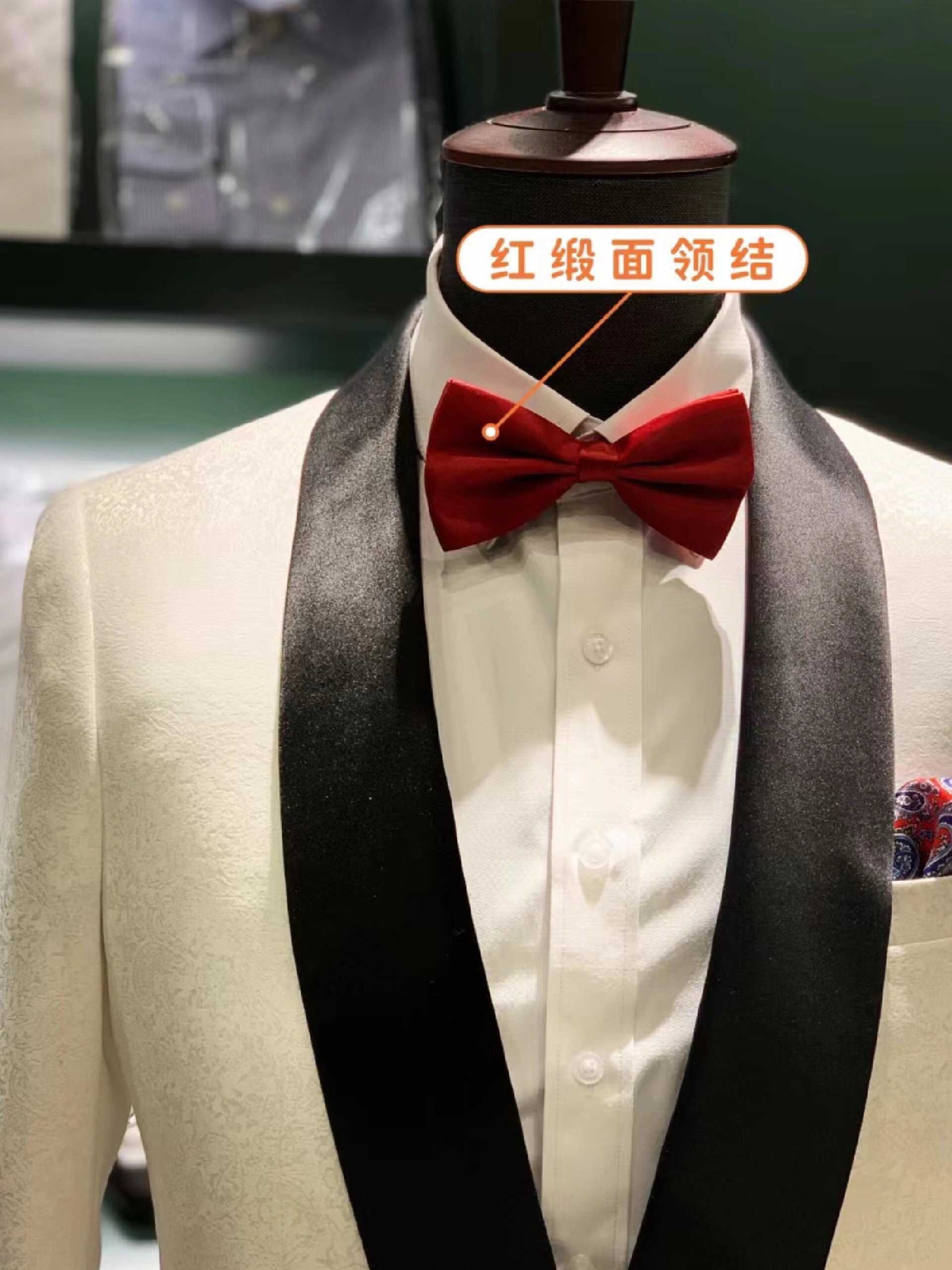 国外举行婚礼,一般是佩戴领结,而国内因为领带使用率高些,通常情况会