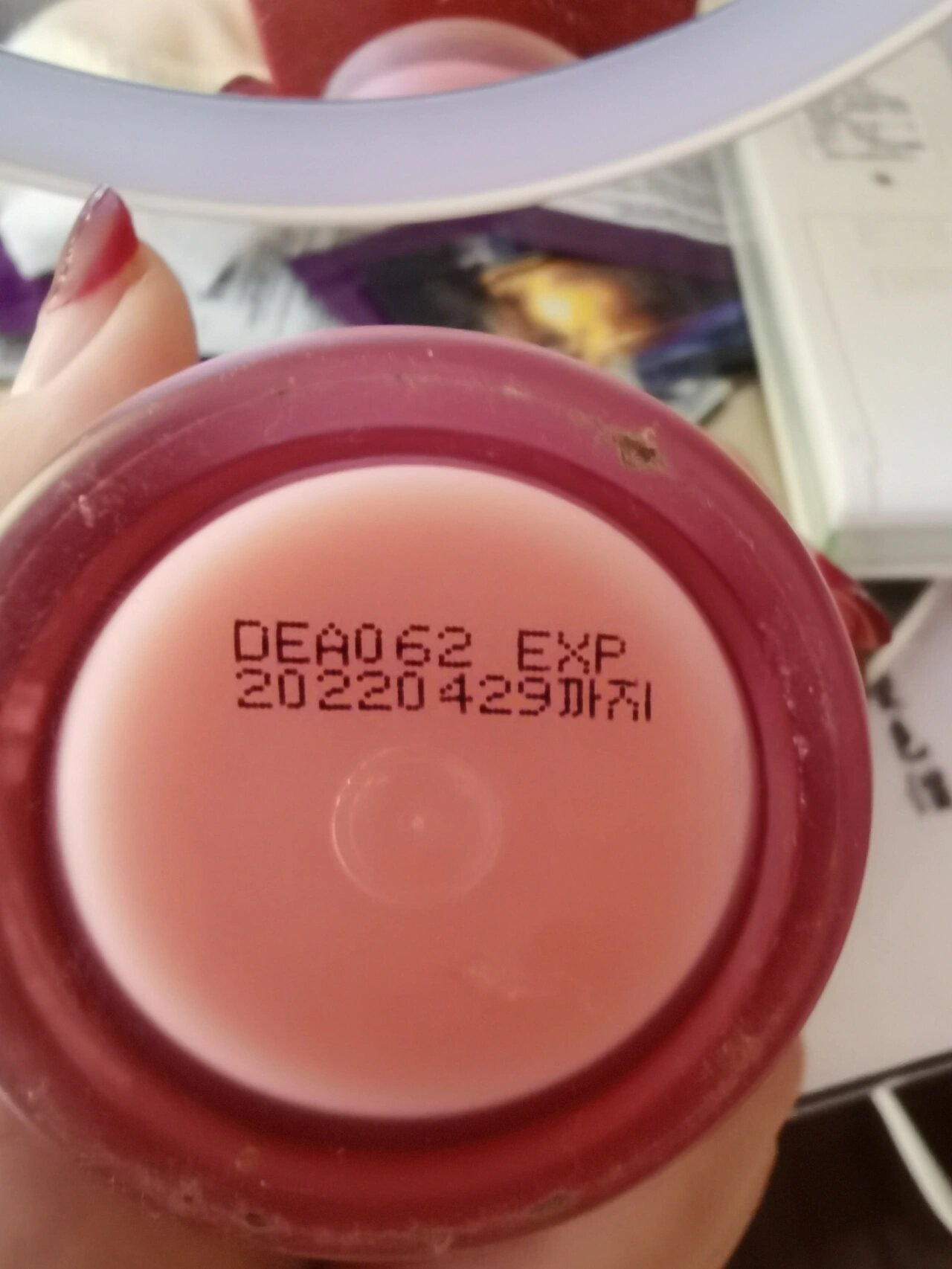 唇膏过期了能不能用(一支口红用了八年还能用吗)
