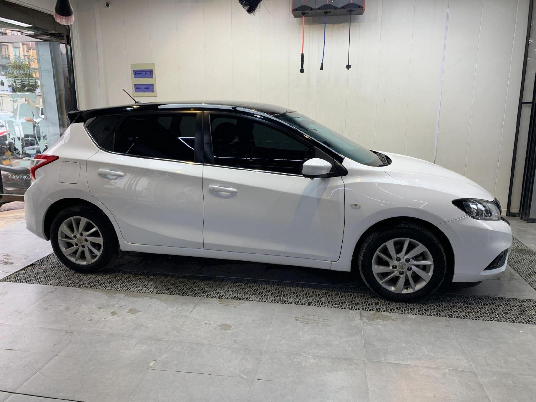 尼桑骐达黑白双拼改色,这样开出去才好看嘛!