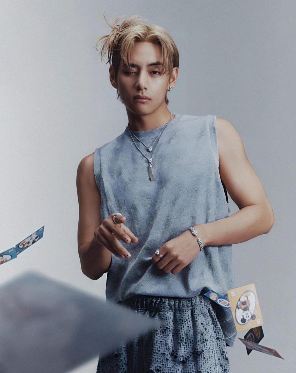 bts 的金泰亨近日服兵役了,军营里的照片还挺帅的.