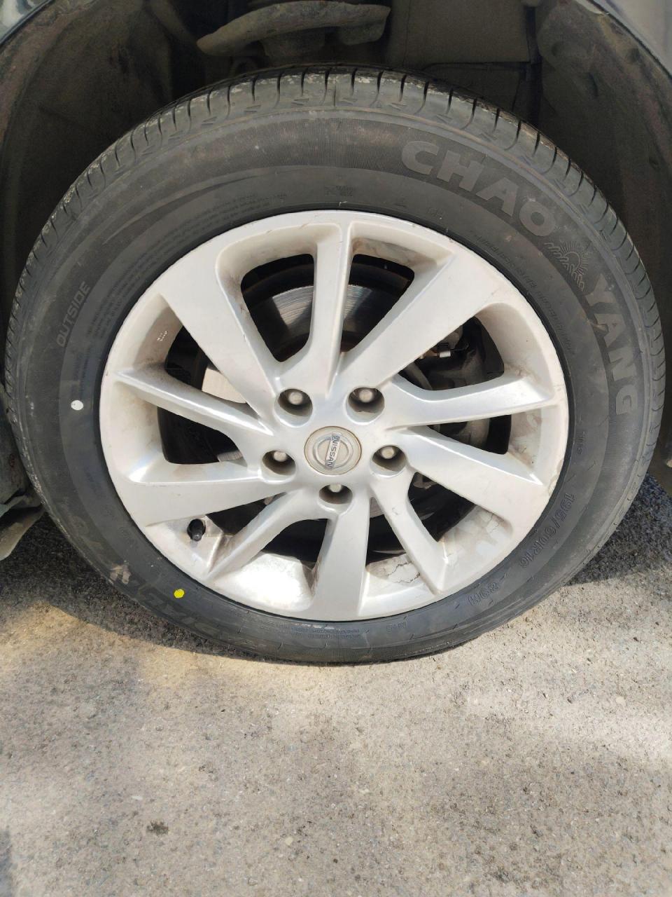 轩逸更换一条朝阳195/60r16轮胎,更换完成