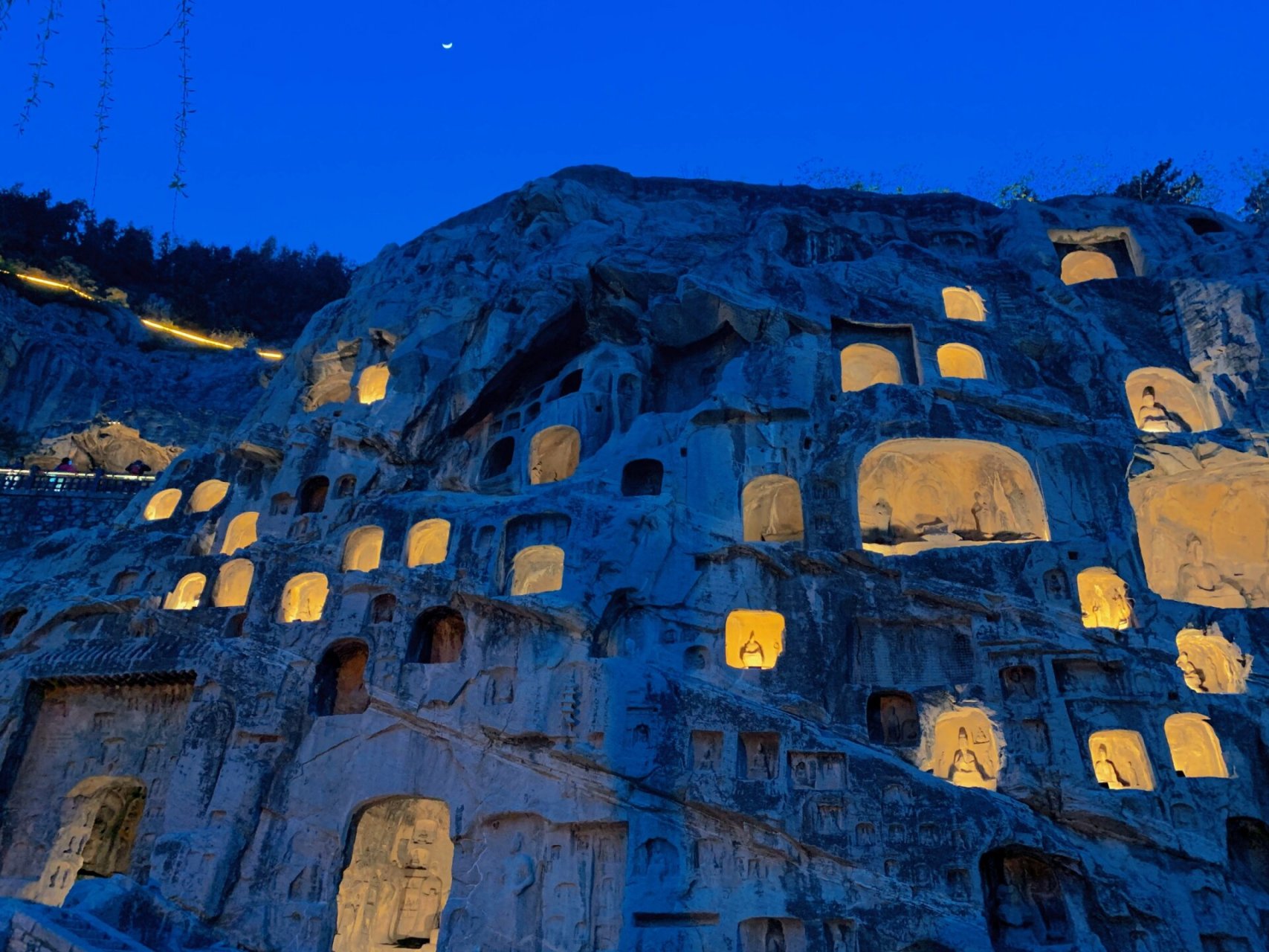 夜游龙门石窟,亮灯后也太绝了!