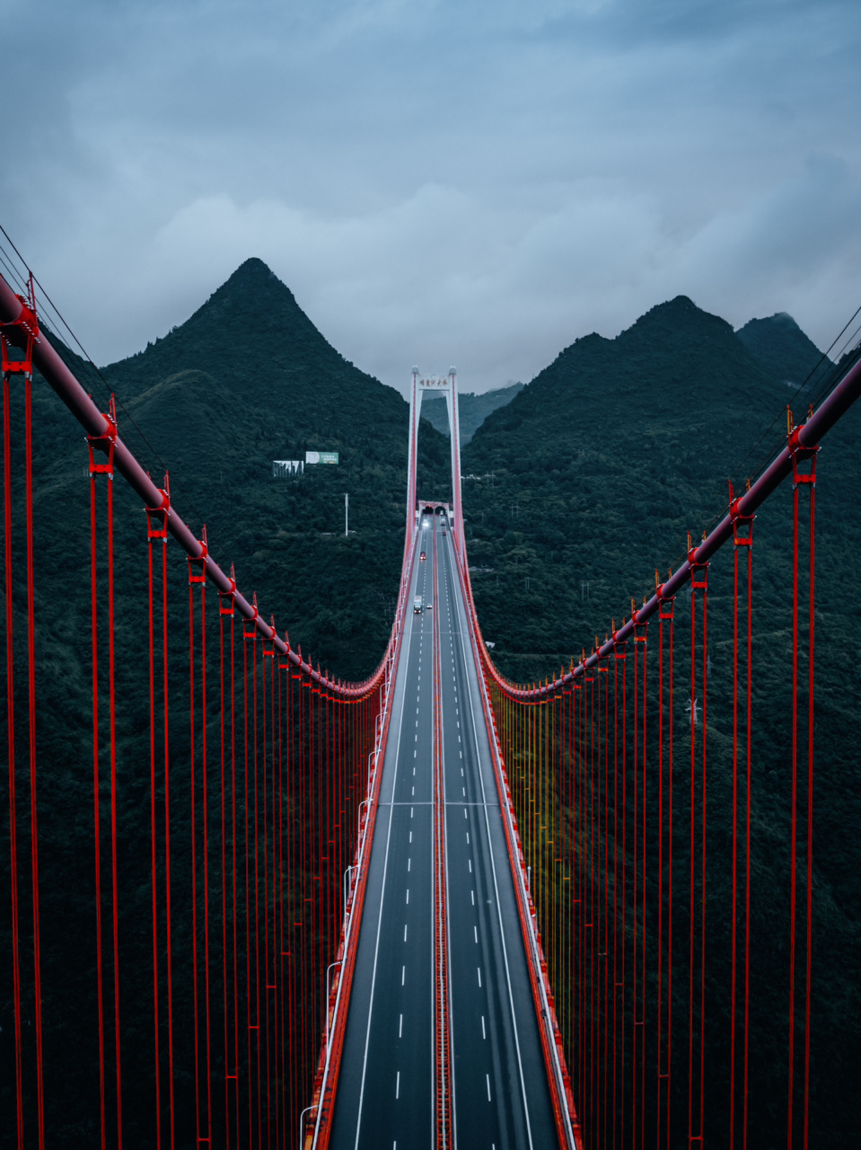 坝陵河大桥位于贵州省安顺市,它是国内首次在上千米桥梁上采用桥面吊