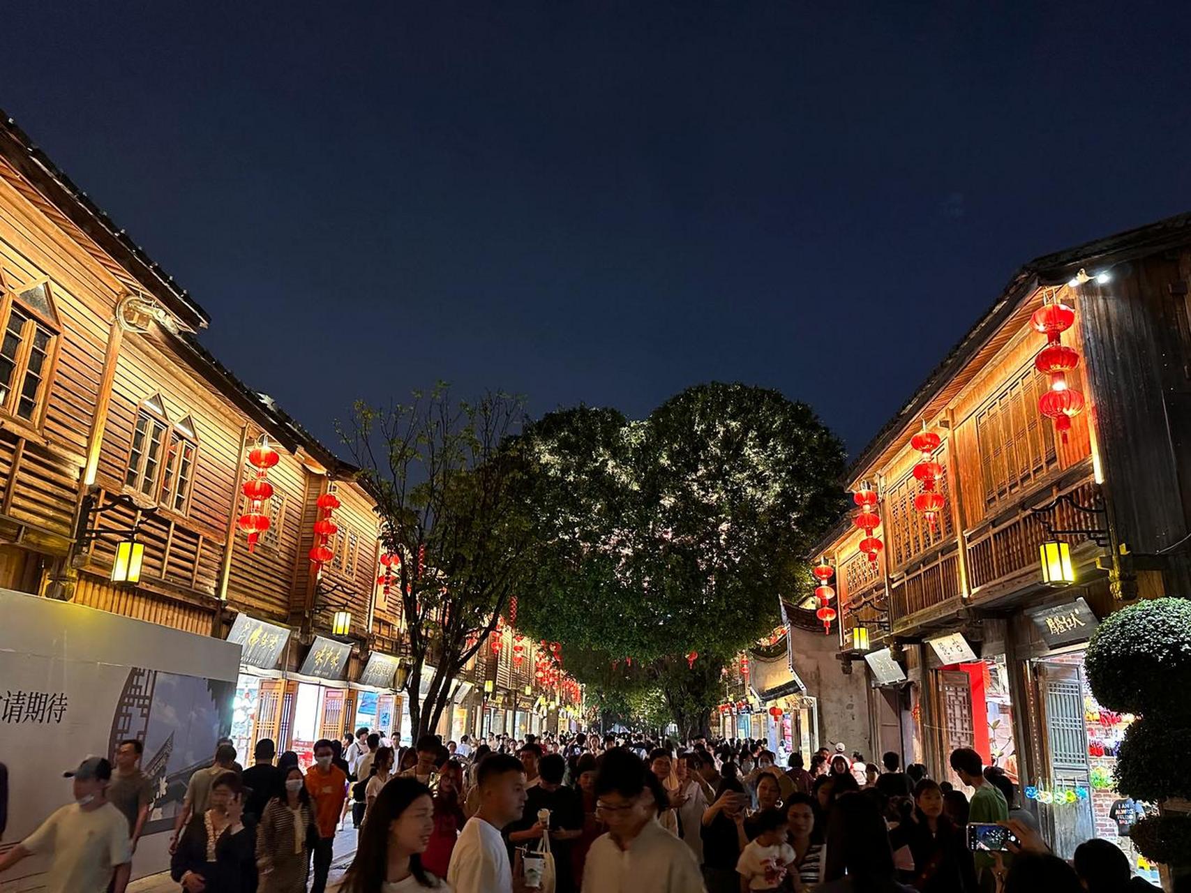 福州的三坊七巷居然有一棵树长得像心形,大自然真是神奇