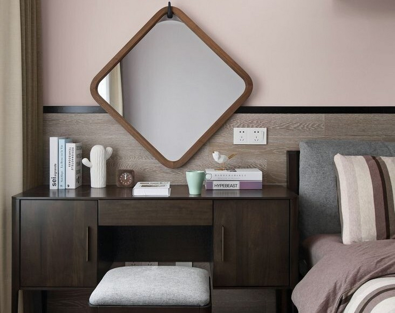 在卧室哪里放梳妆台最好?