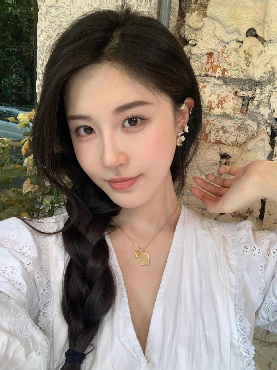 于雯的侧脸也是蛮绝的,好有气质