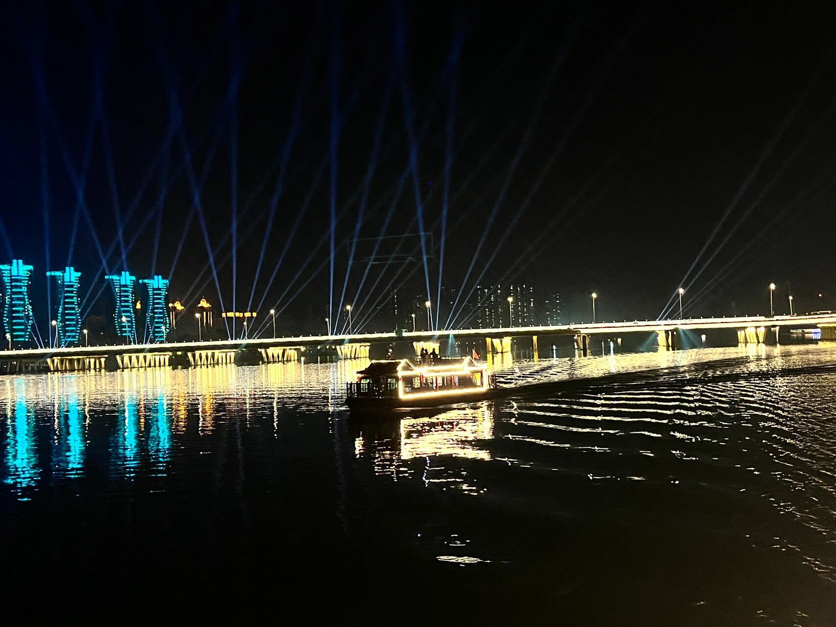 沈阳五里河公园 五里河公园游船,夜景,很好看的沙滩光影画,话不多说