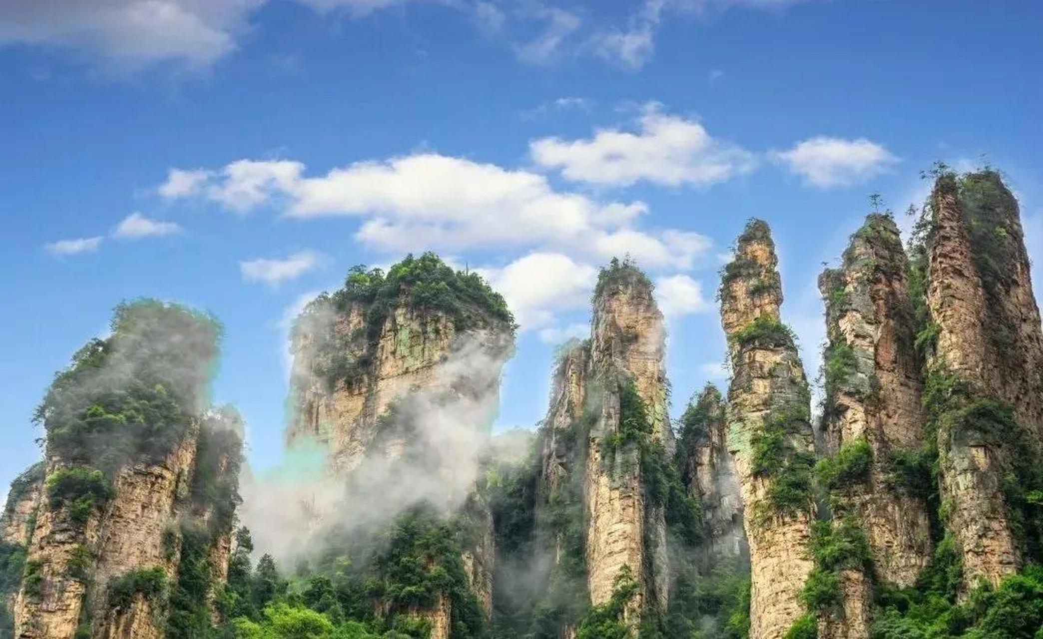 上联:赏千山美景; 诚邀下联 赏千山美景,吟万水英姿 此联看似简单,以