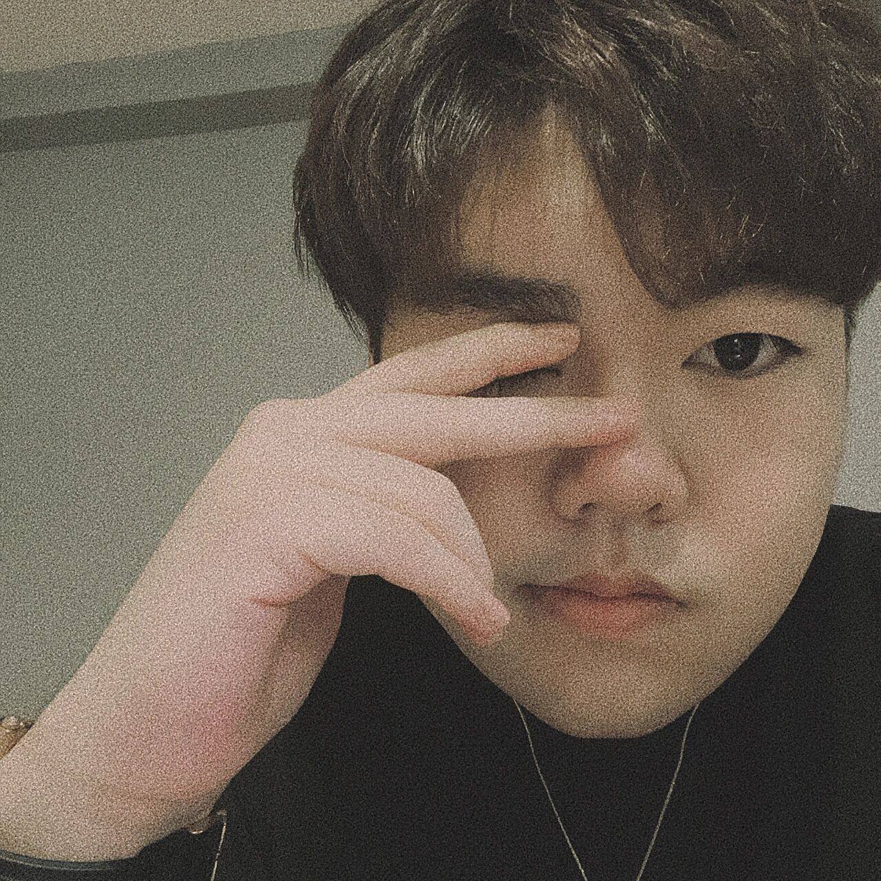 微胖男的自拍日常 一个不爱拍照的黑t死忠粉