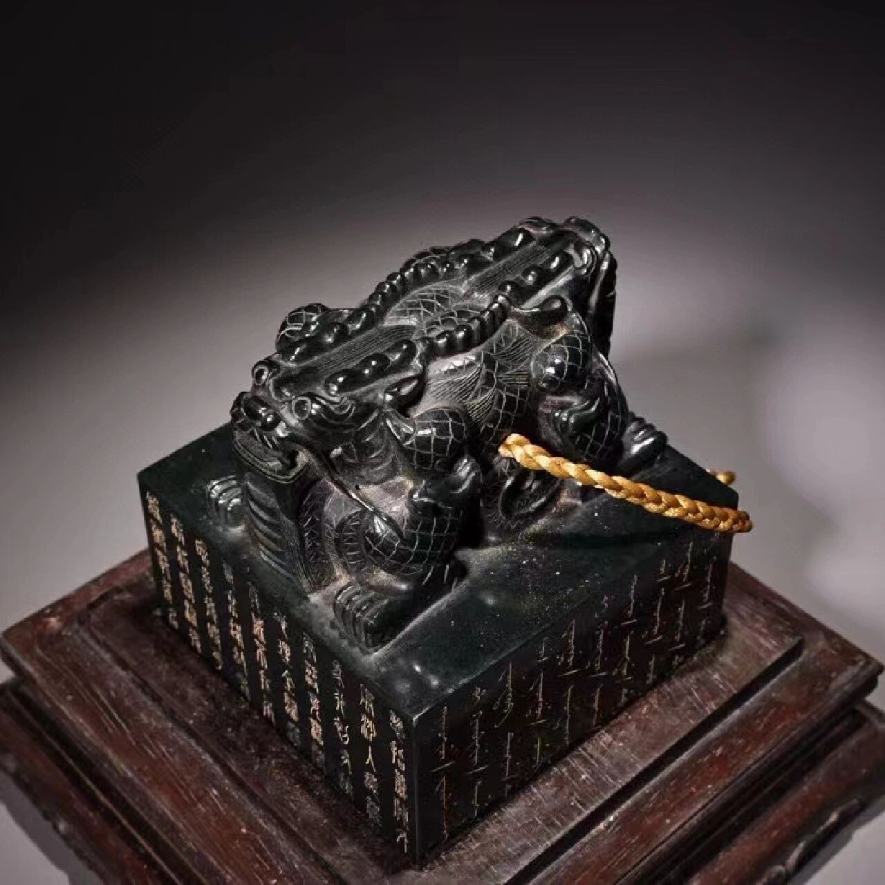 秦始皇广为流传的玉玺 藏清代老天然和田老青玉雕刻铭文皇家御用龙