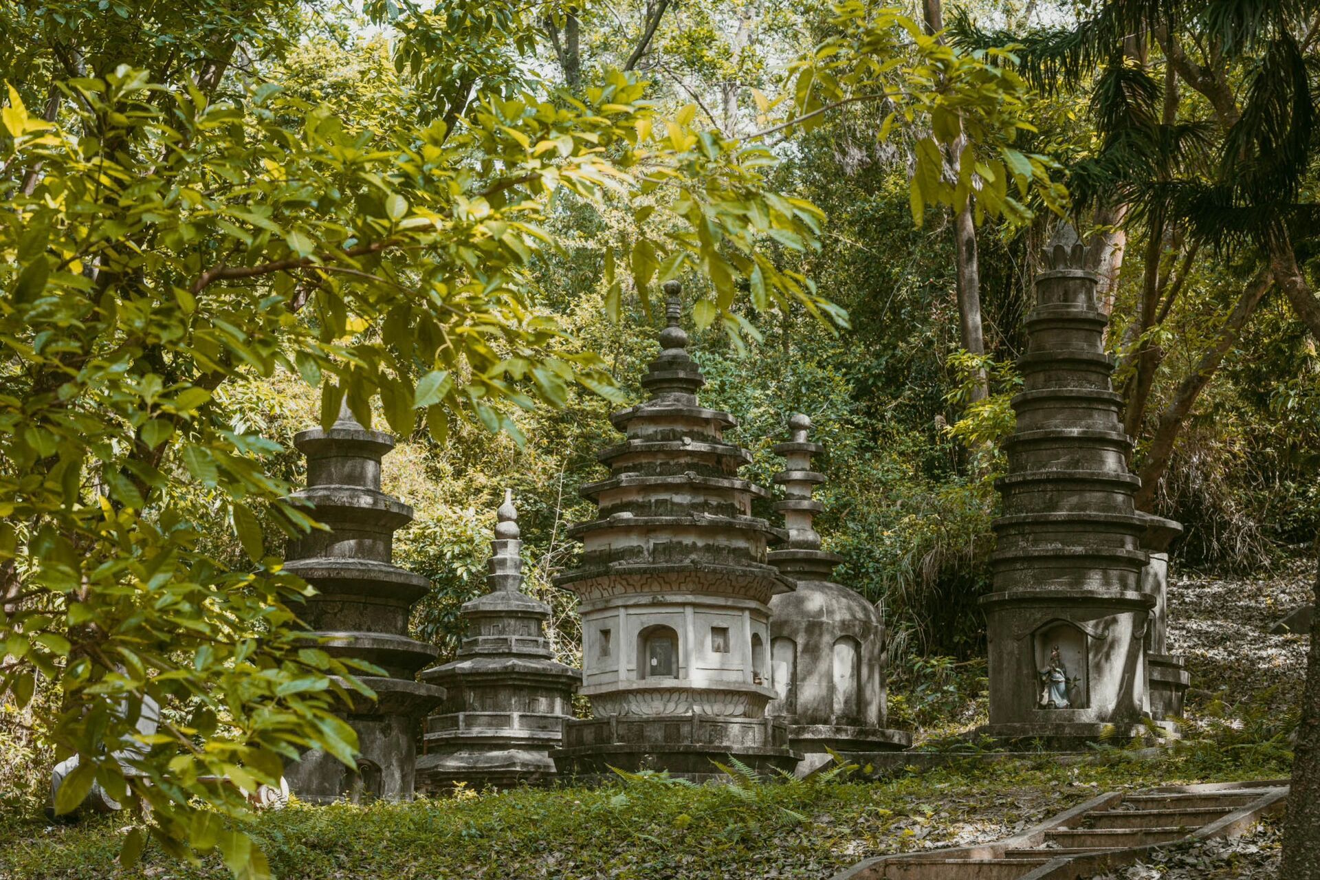 这片塔林就在龙岗园山风景区里妙觉寺左向往里走大概100米的地方… 这